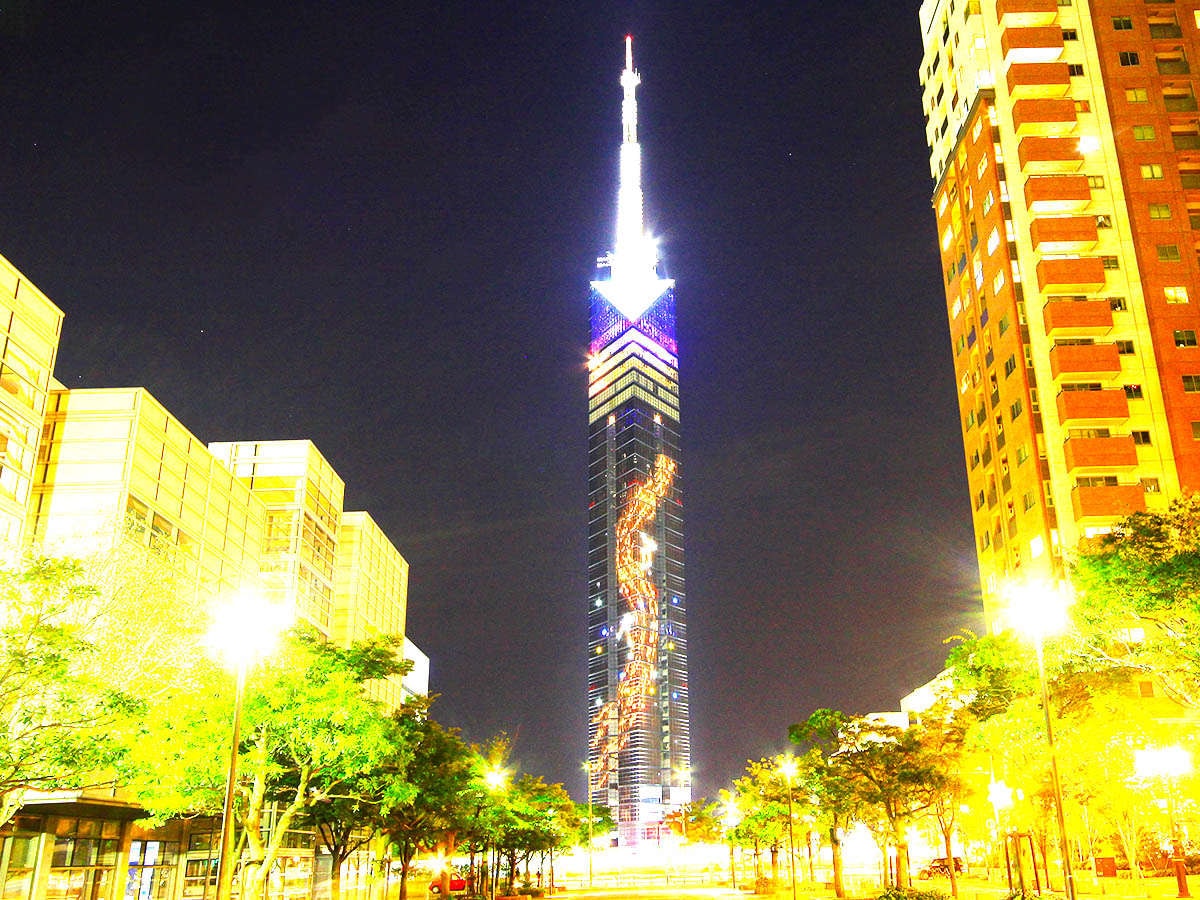 [Fukuoka Tower] The illumination at night is recommended☆About 15 minutes by car (Photo courtesy of Fukuoka City)