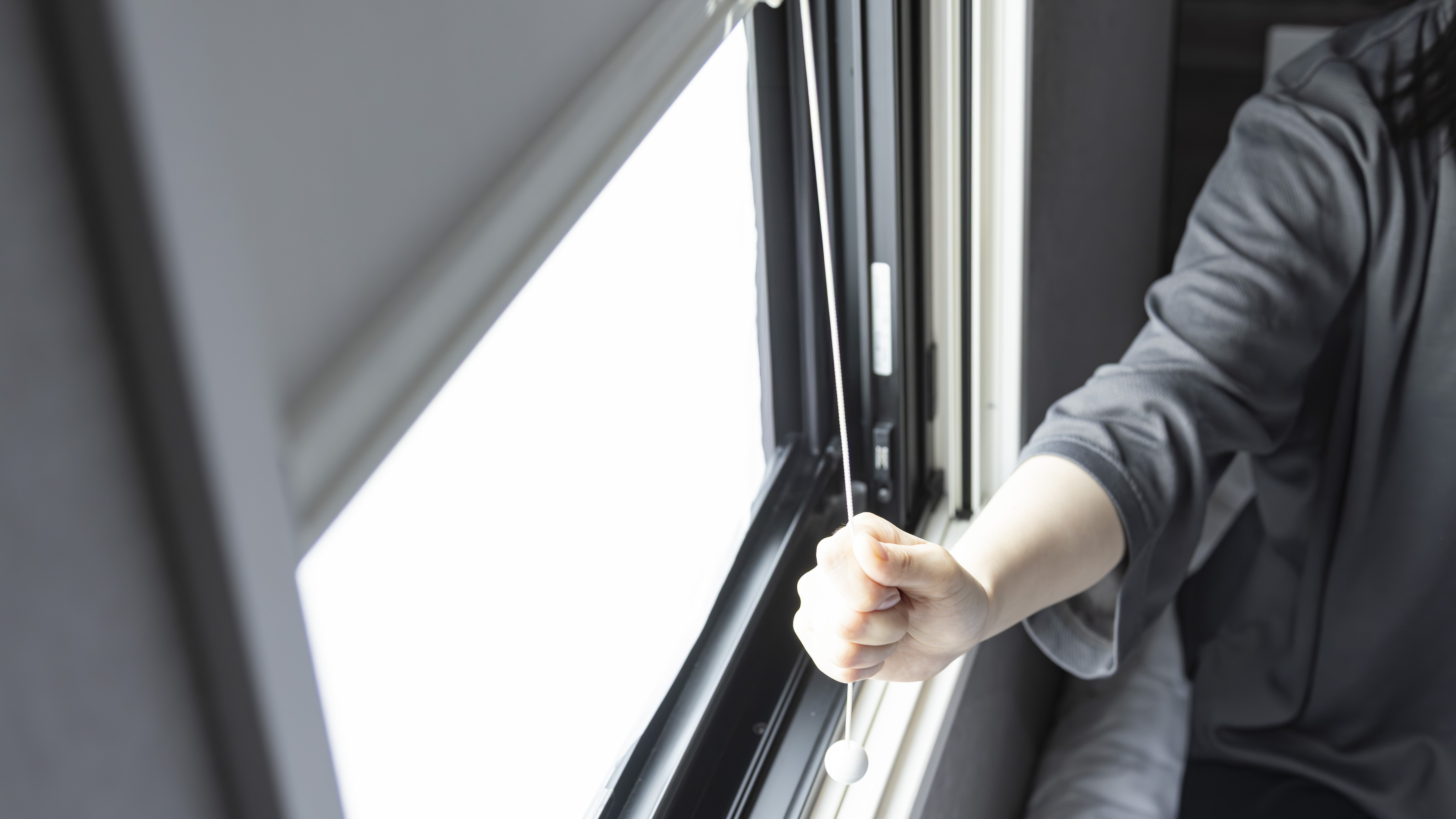 Tirai gelap menghalangi cahaya dan membuat Anda tidur nyenyak sampai pagi