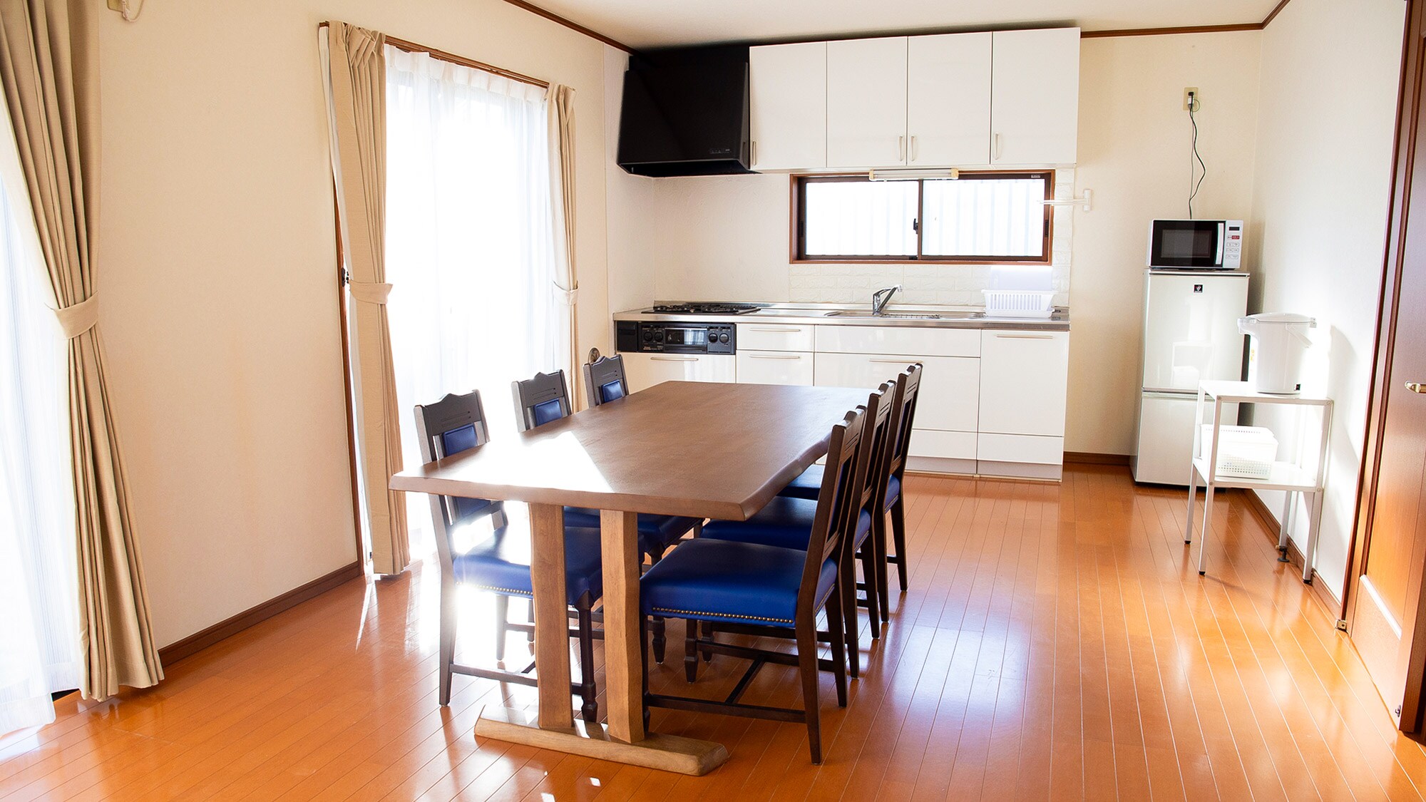 ・【Dining Room】: A spacious dining room where everyone can dine together.