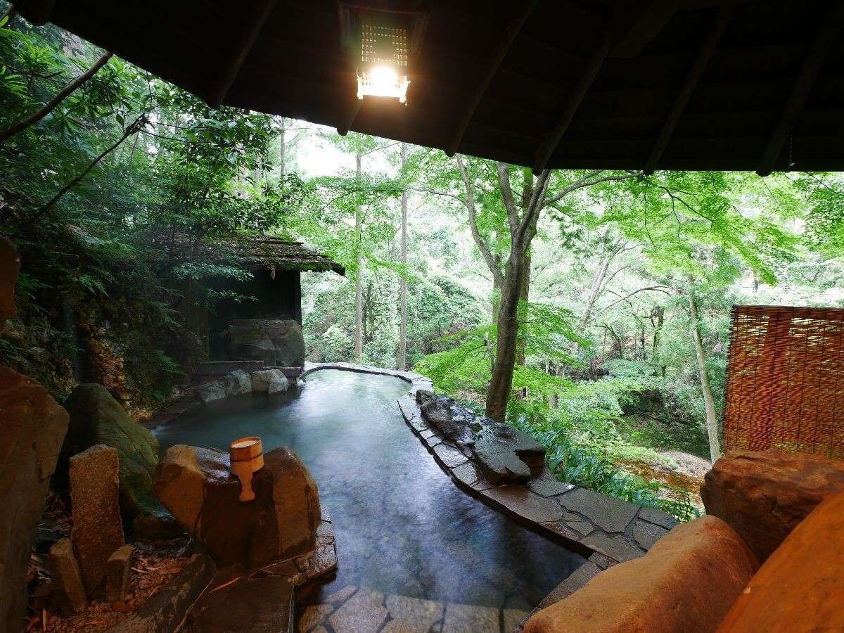 Medicinal open-air bath overlooking Makihara Valley