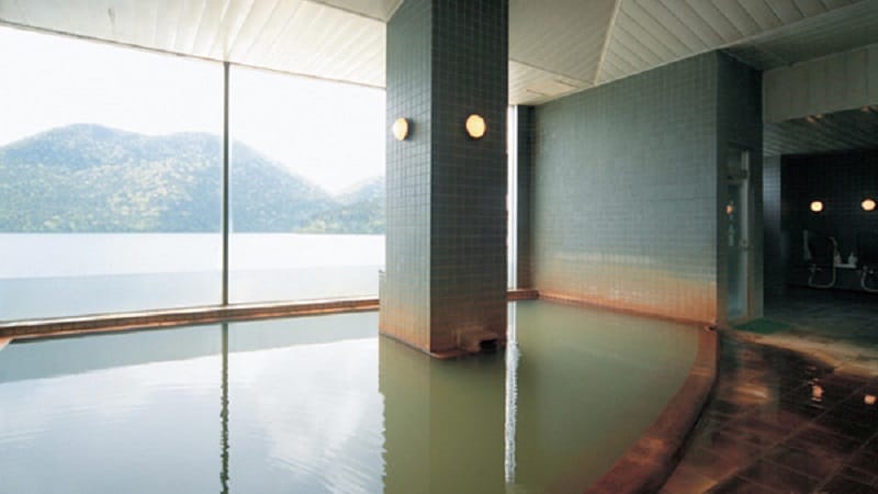 A secluded hot spring with its own free-flowing source that changes color every moment, as if in response to the ever-changing expressions of the lake.