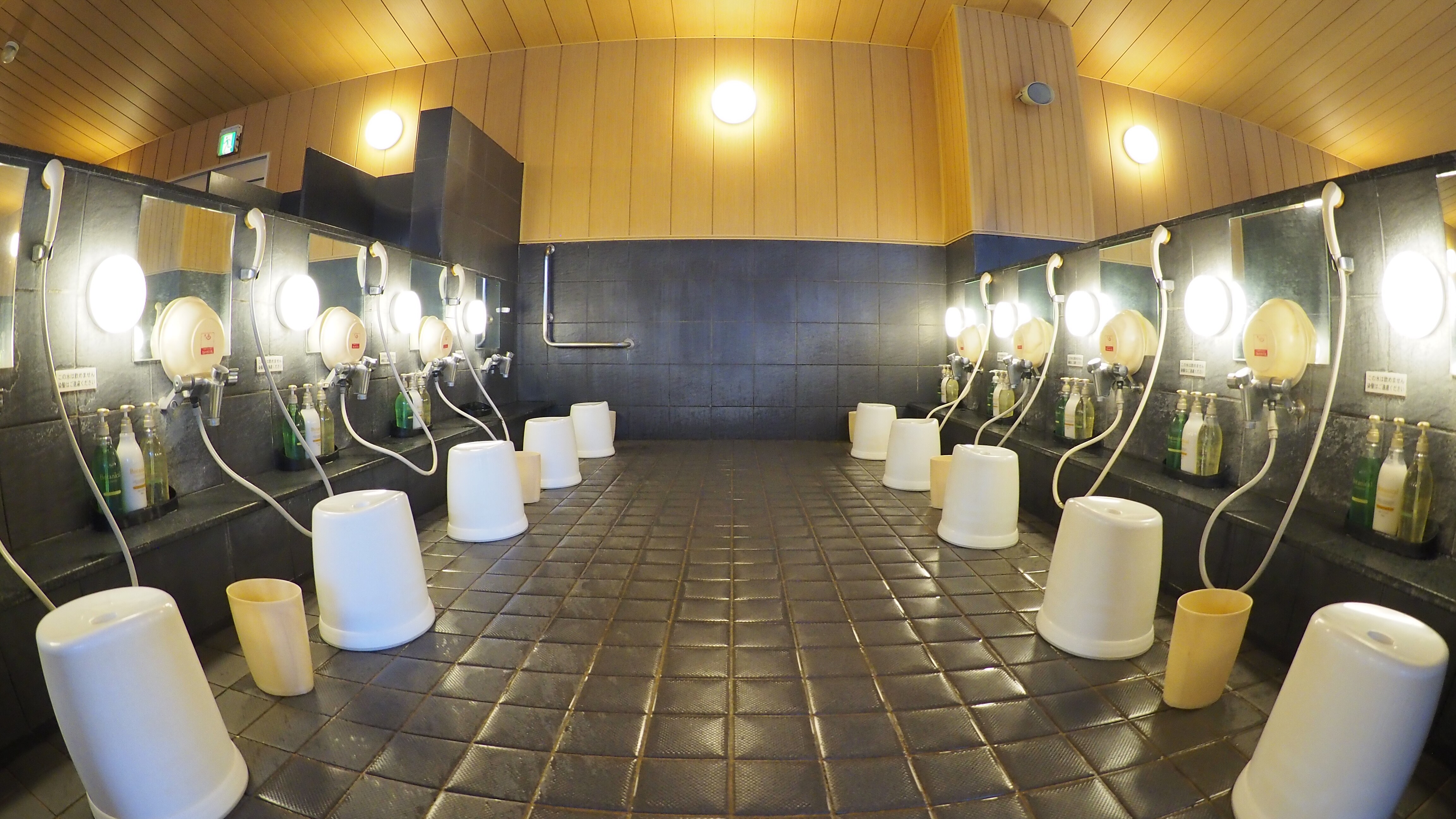 ห้องน้ำและพื้นที่ซักล้างขนาดใหญ่