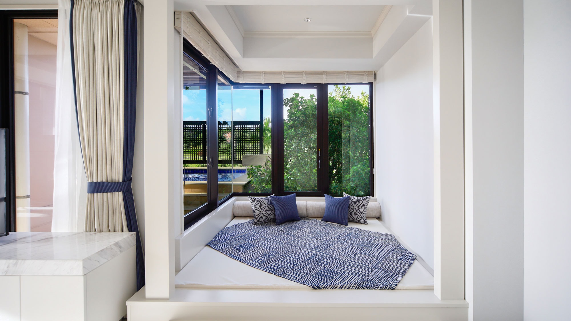 [Bayside/Family Pool Suite] When you get tired from playing, take a relaxing nap on the daybed.