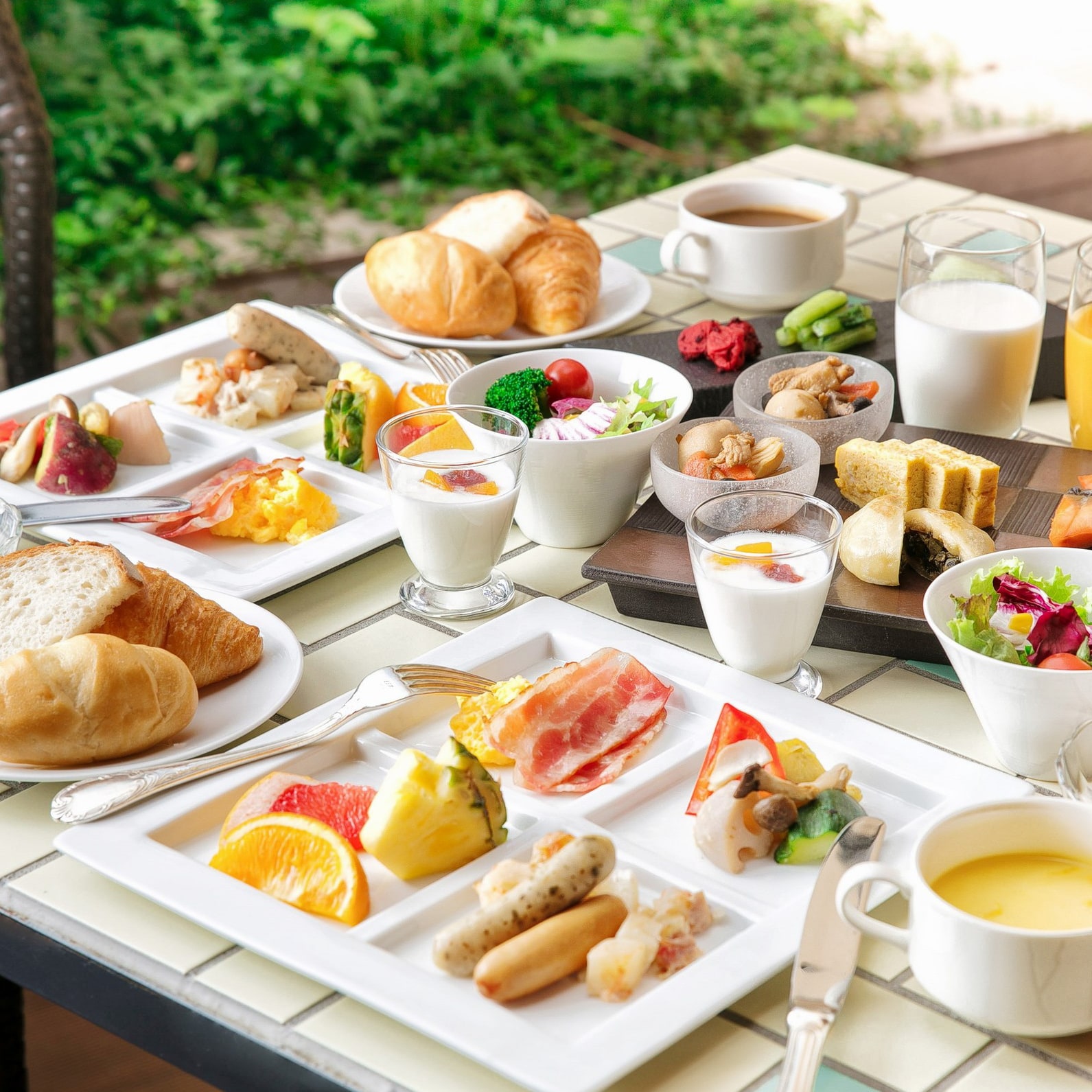 在面向庭院的B1F“DONODONO”享用全套日式和西式自助早餐♪