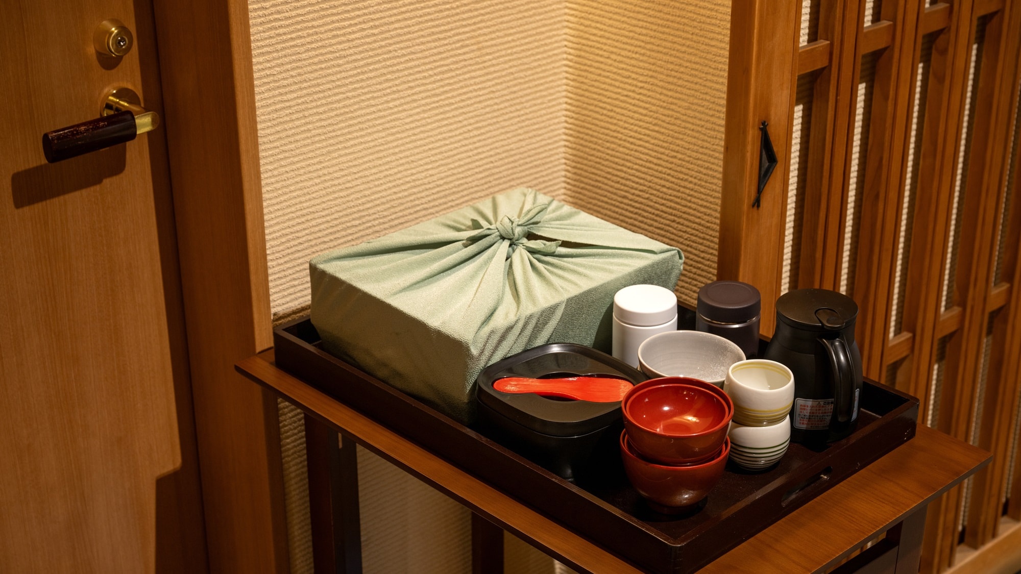 [In-room dining] A bento lunch will be prepared in front of your room in the morning. Please enjoy it in your room at your preferred time.