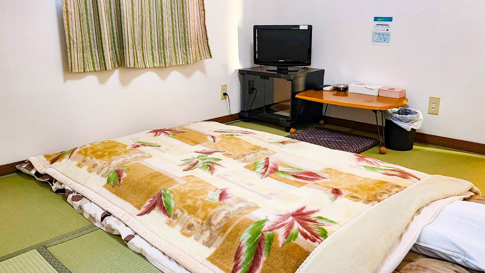 ・[Guest room example] Equipped with a TV and a mini table