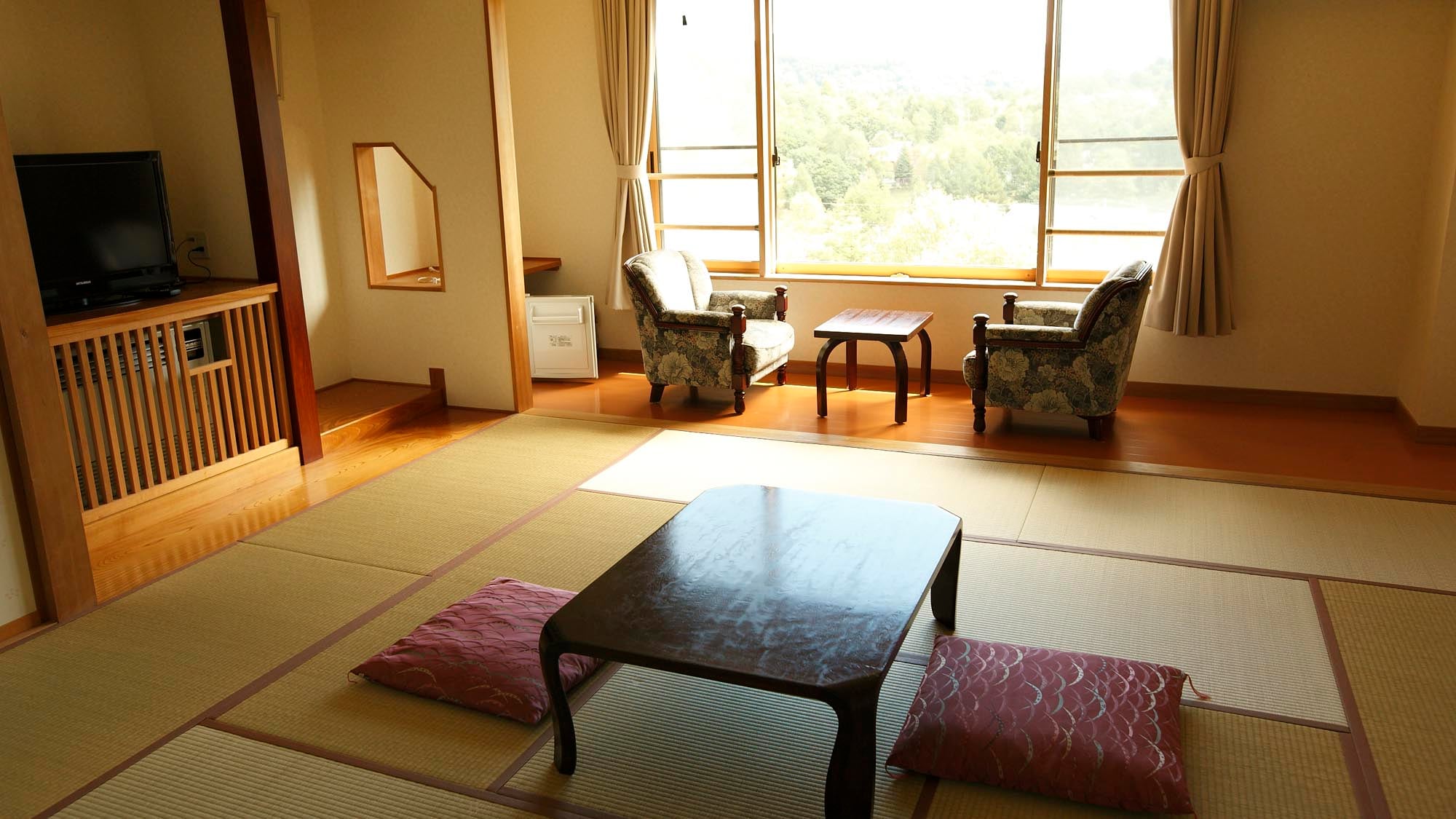 [Japanese-style room 12.5 tatami mats] A spacious Japanese-style room with a wide veranda.