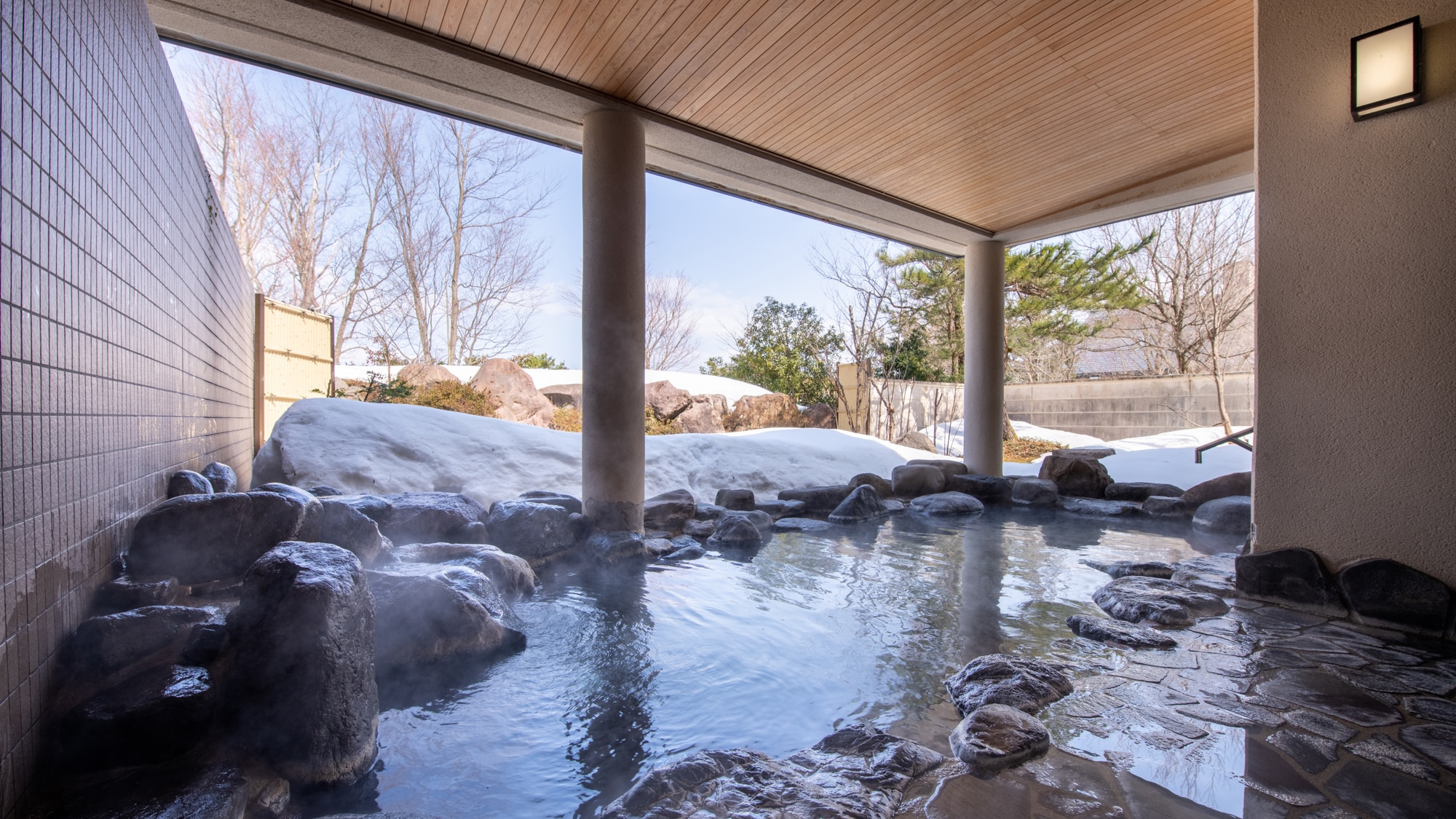 **[Open-air bath/women's bath] This is a semi-open-air bath with a roof, so you can enjoy it even in the rain or snow.