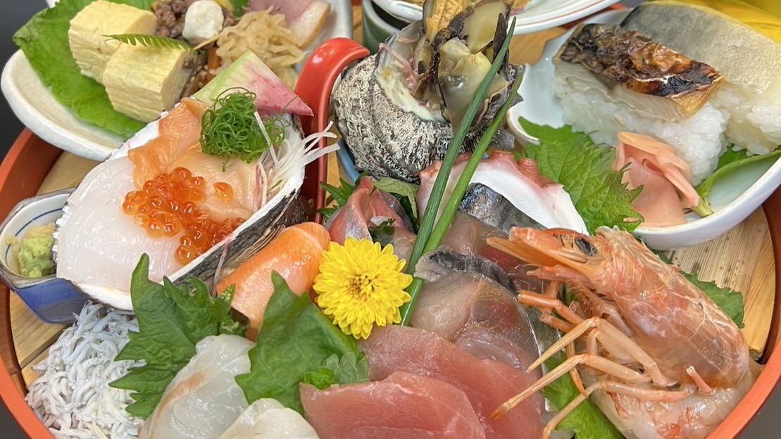 【海灘珠寶盒】閃閃發光的新鮮魚兒看起來就像珠寶一樣