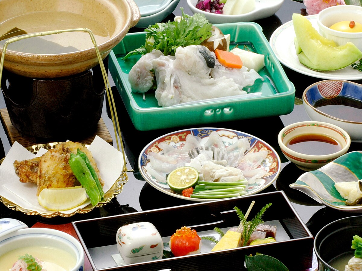 มื้ออาหารไคเซกิปลาปักเป้าแบบสบายๆ (ภาพ) ประกอบด้วยอาหาร 3 อย่าง ได้แก่ ปลาปักเป้าซาซิมิ ปลาปักเป้าทอด และปลาปักเป้าชิริ