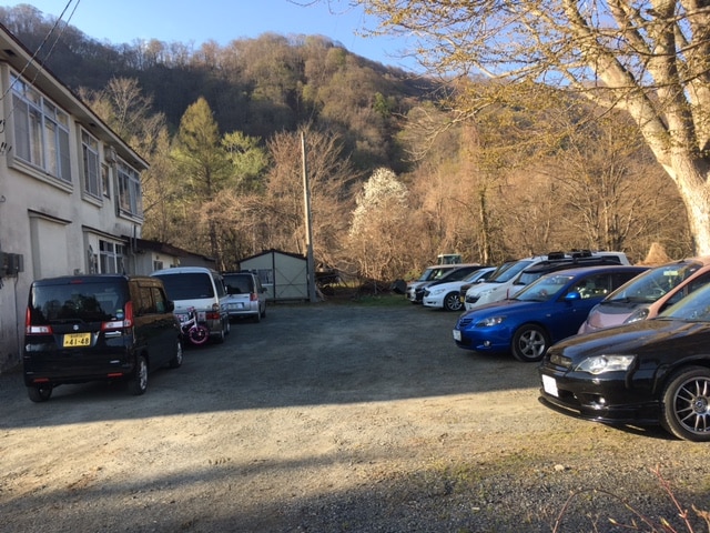 Parking lot 1: Parking lot for about 20 cars on the right side of the hotel. No reservation required.