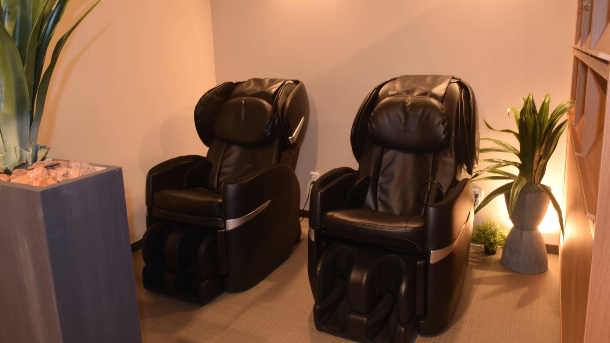 [Free Service] The ultimate bliss after your bath. High-performance massage chairs are available.