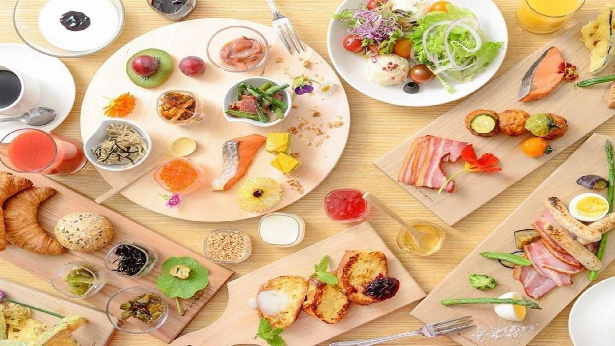 Restoran "Gardenia" / Nikmati berbagai sarapan di restoran yang menghadap ke taman Jepang dari kursi jendela