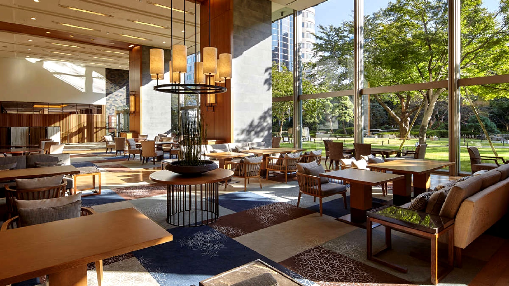 Lounge Komei You can relax while looking out at the garden.