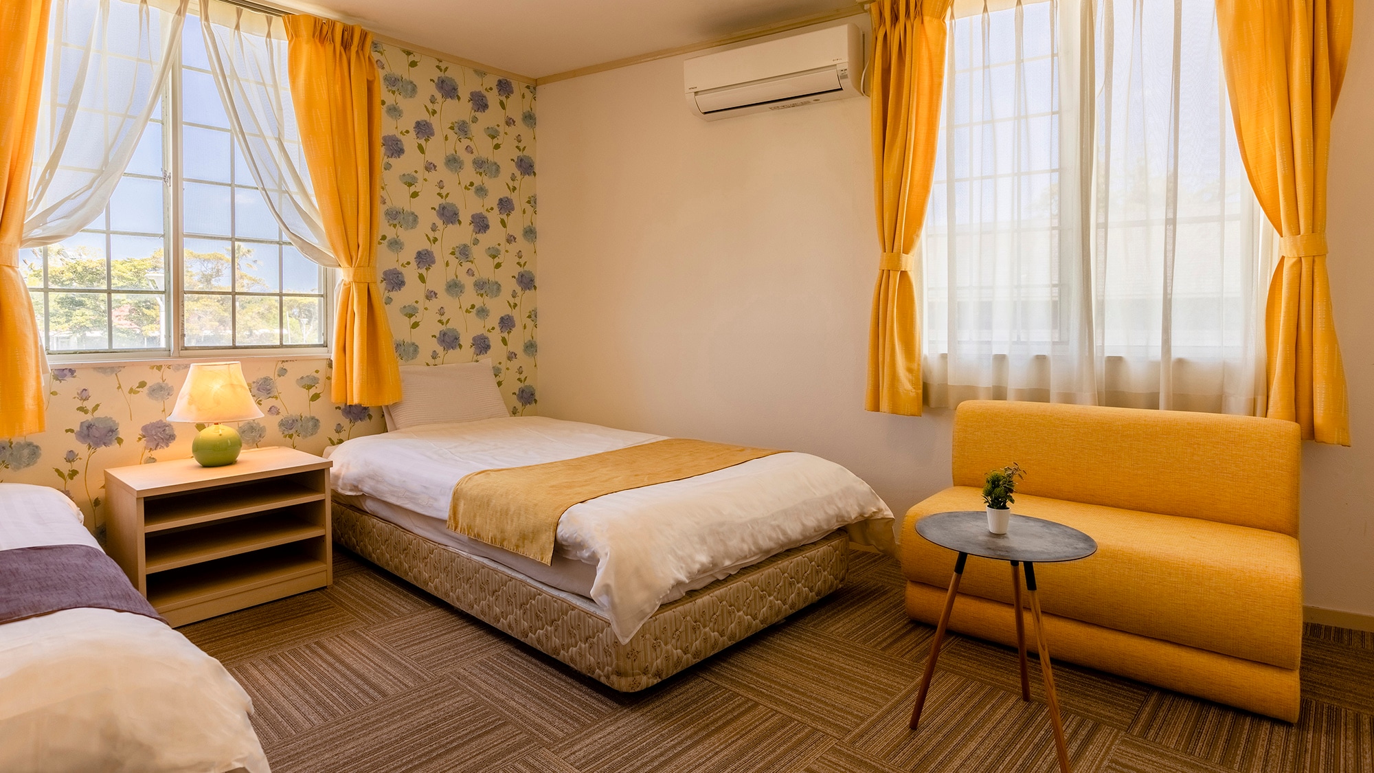 <标准双床房>小双人床/18平方米（含浴室） 墙纸上有花卉图案的设计师西式客房