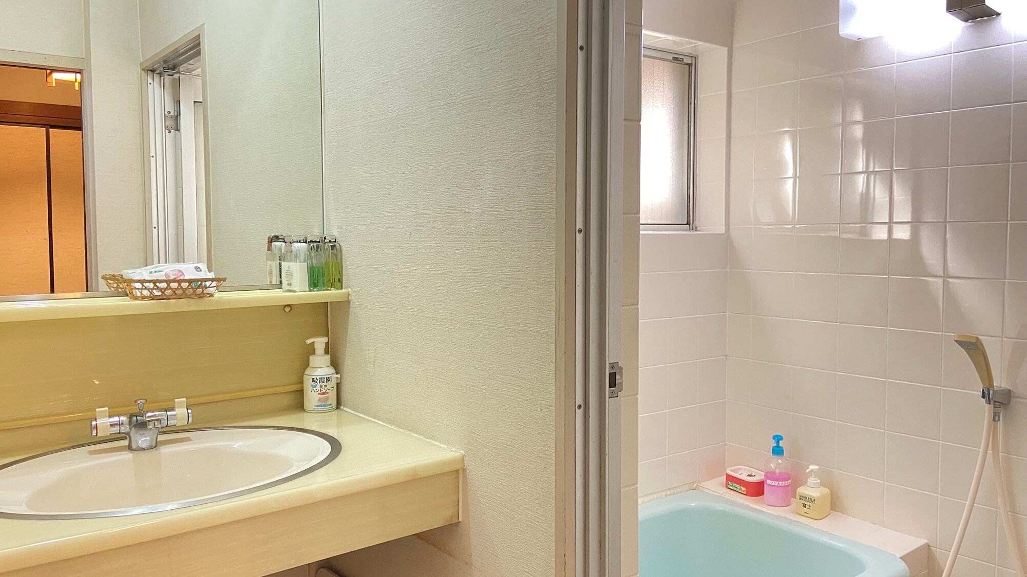 *[Guest room] A room with a bathroom and toilet.