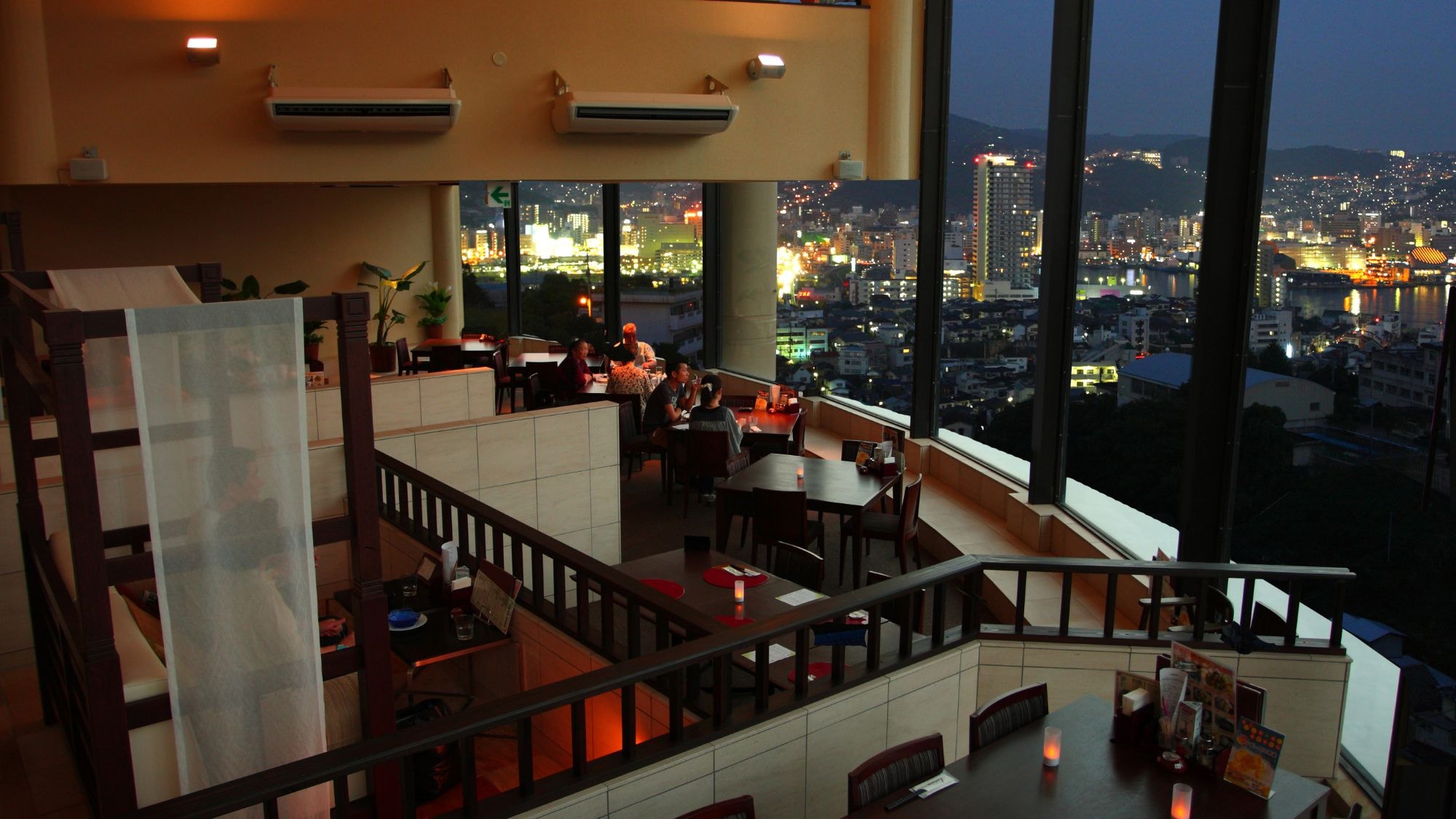 밤에는 대 파노라마에 야경이 반짝이는 전망 레스토랑 '로터스' 아시안 리조트의 분위기가 감돌다.