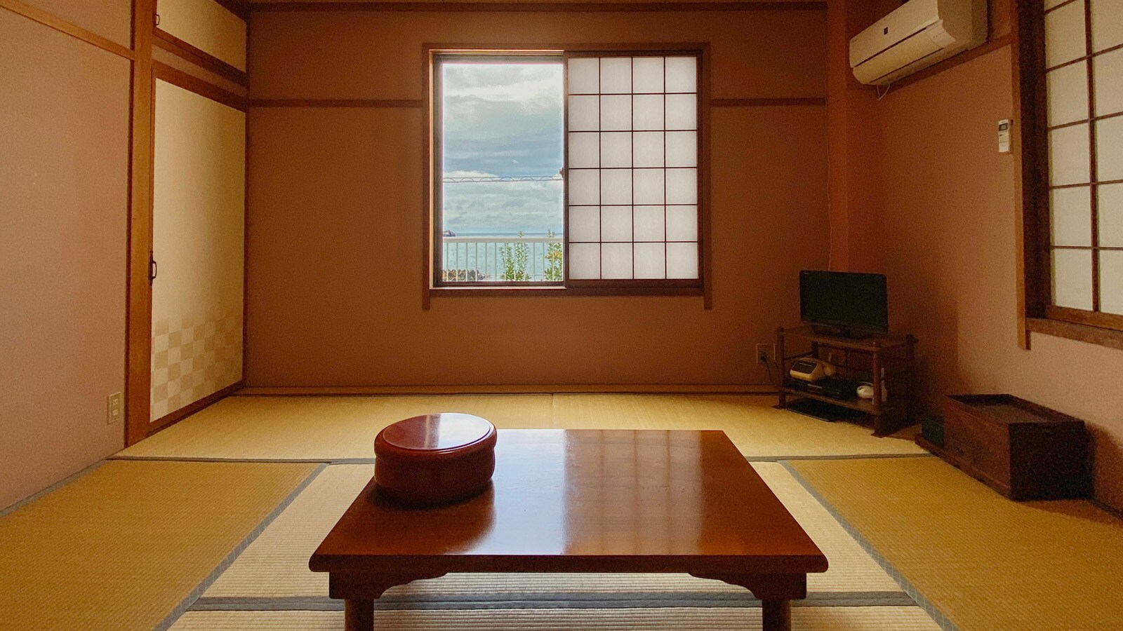 ★ [Japanese-style room of your choice] If you open the window you can hear the sound of the waves and time will pass peacefully.