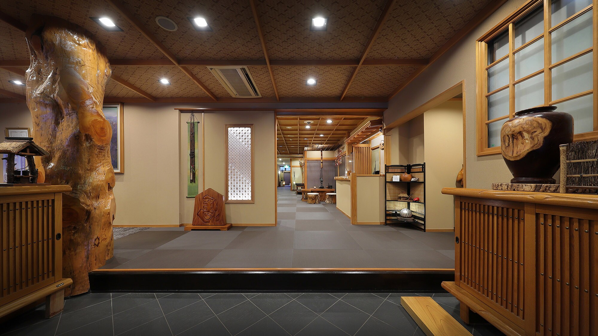 [Lobby] The Fujiya lobby has a nostalgic feel