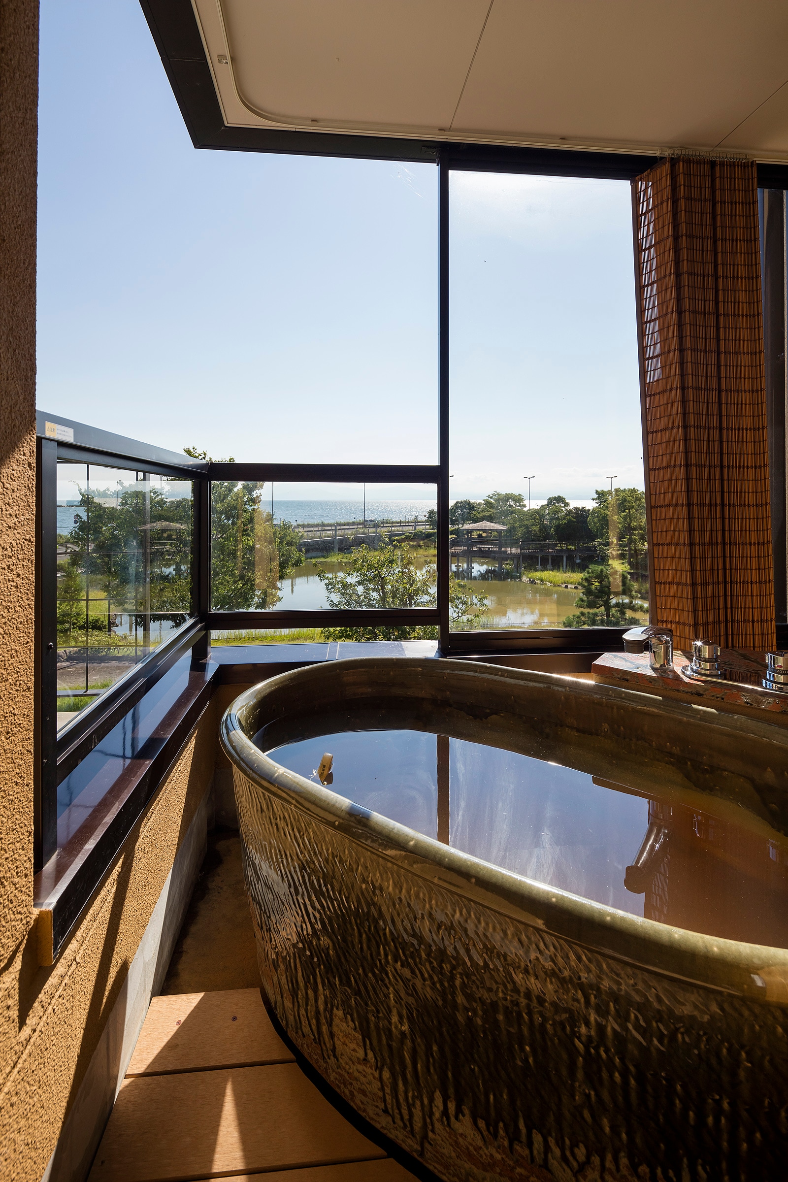 Open-air bath in the guest room Photo by Yasunori Shimomura