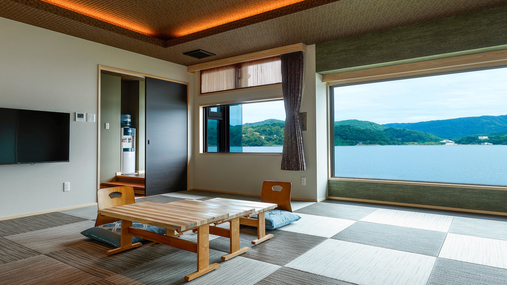 [Phòng kiểu Nhật Bizen 9 - 15 tatami] Phòng kiểu Nhật có cửa sổ lớn ở một bên. Căn phòng sáng sủa và ánh sáng nhẹ nhàng tràn vào, cũng như quang cảnh xung quanh.