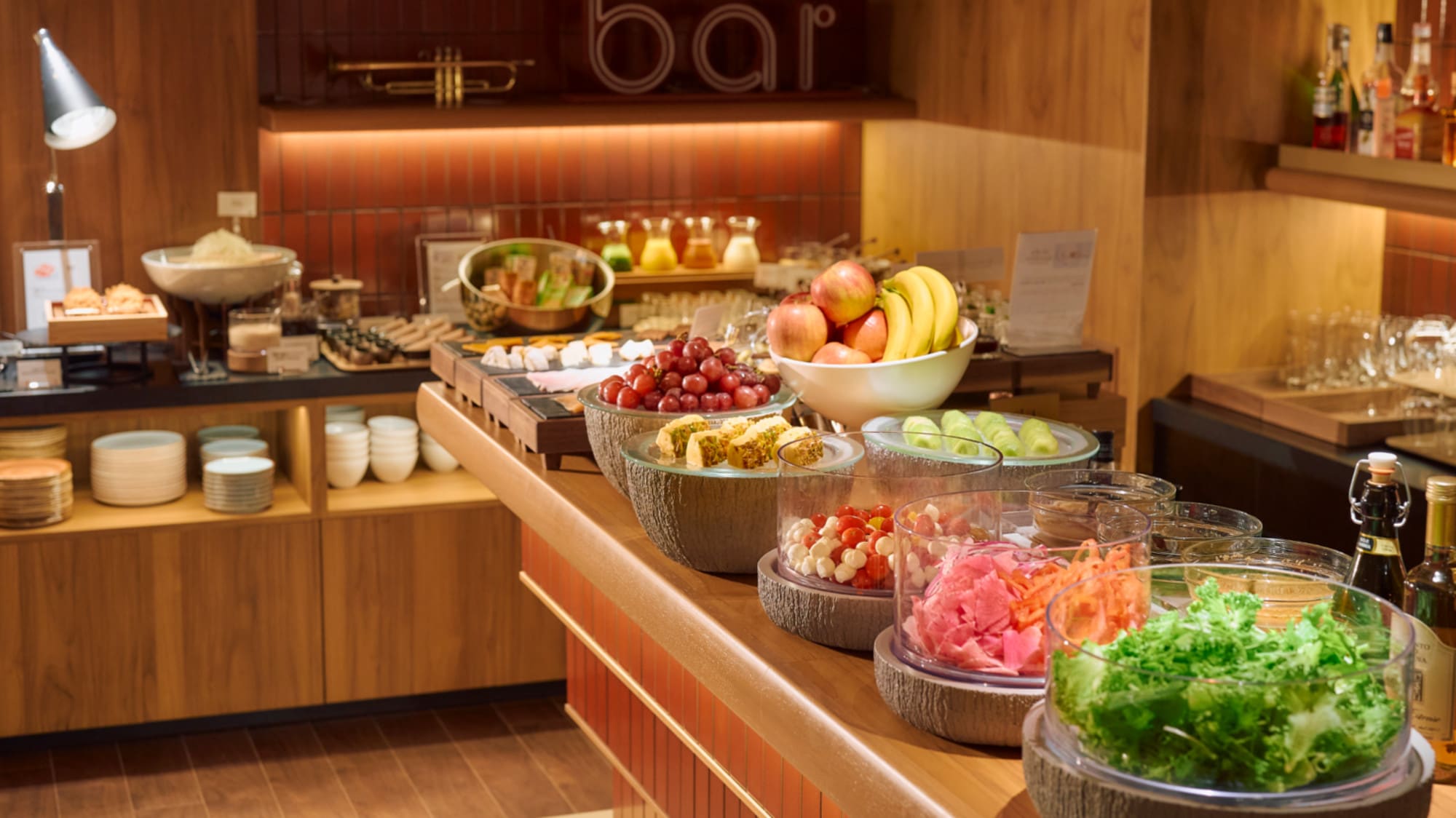[Breakfast buffet] Smoked salmon, ham, Camembert cheese, superfoods, etc.