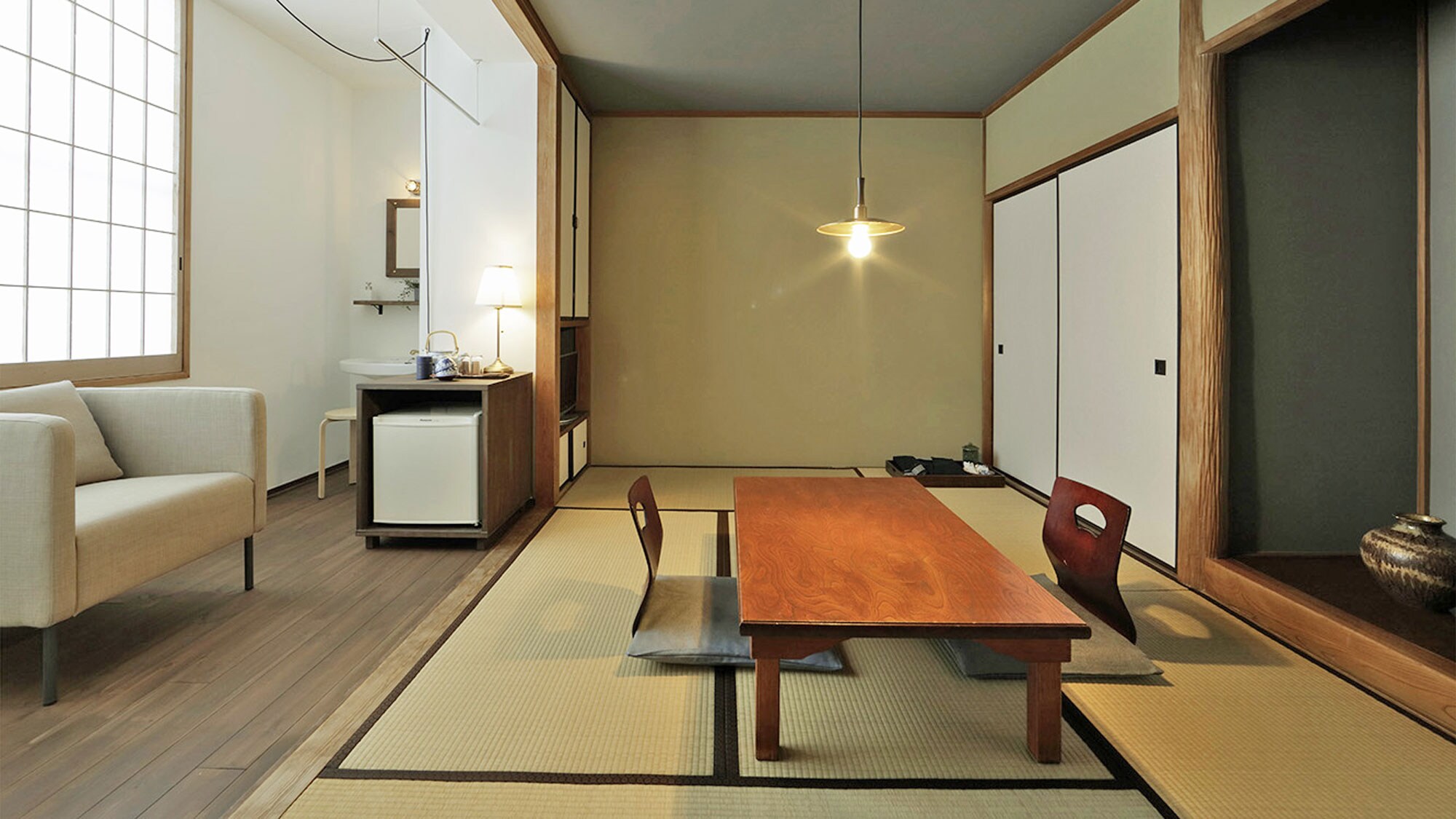 [Japanese-style room of 7.5 tatami mats] (with spacious veranda and toilet) A simple room for couples, friends, etc.