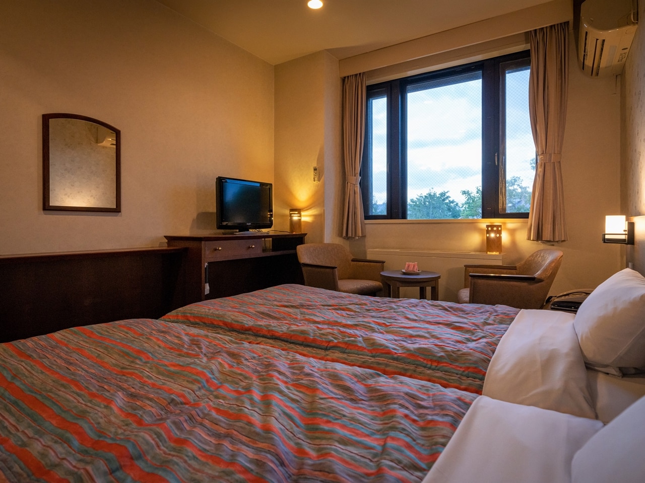 [Hollywood Twin] You can use the semi-double bed as a Hollywood twin by connecting it.