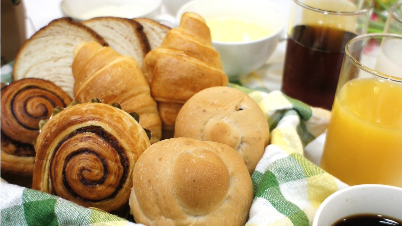 ご宿泊のお客さまには、パン・スープ・ドリンクの朝食を、ささやかですが無料でサービスしております