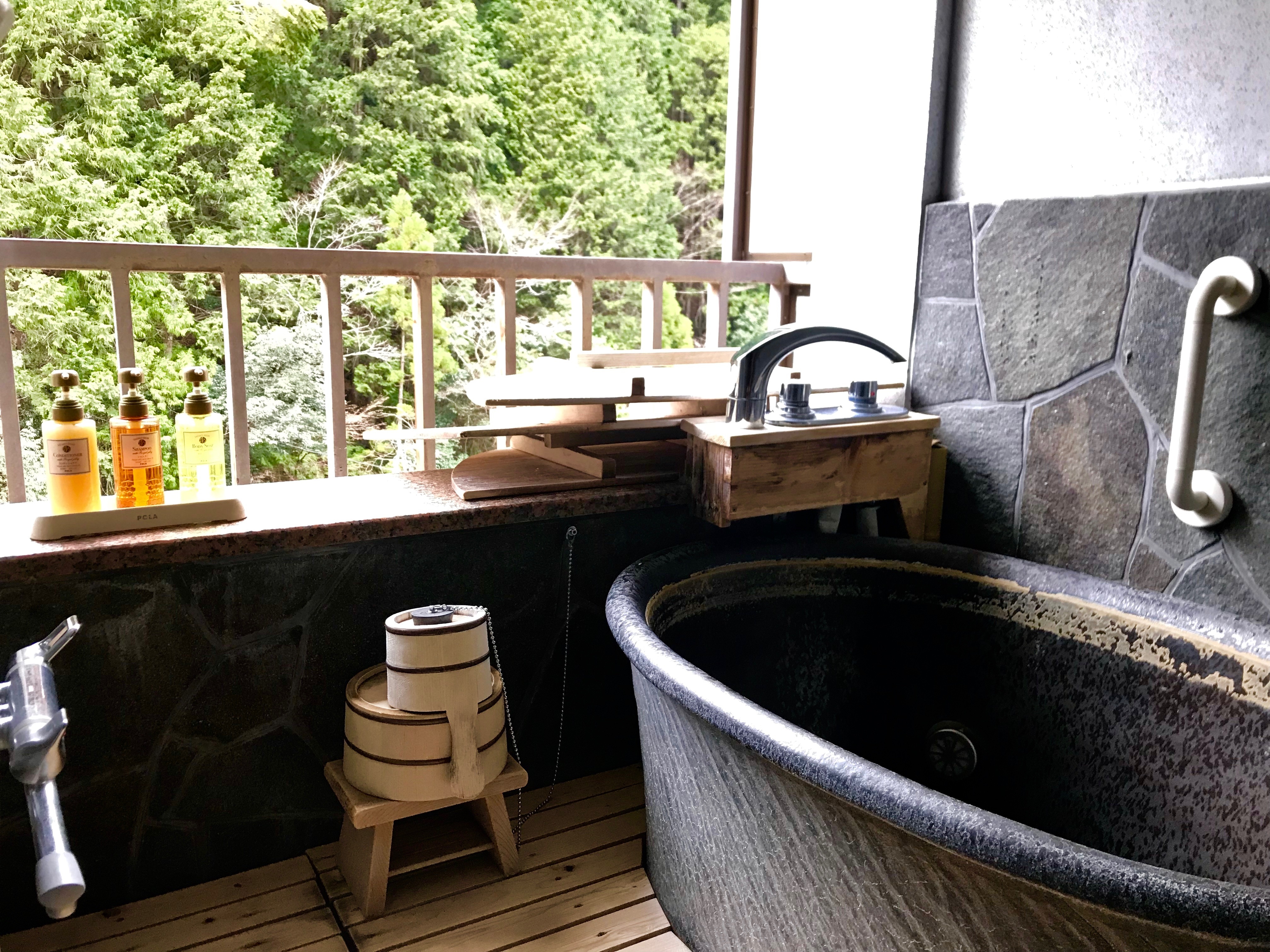 ห้องสไตล์ญี่ปุ่นพร้อมอ่างอาบน้ำกลางแจ้ง 8 เสื่อทาทามิ + 4,5 เสื่อทาทามิพร้อมคูน้ำ