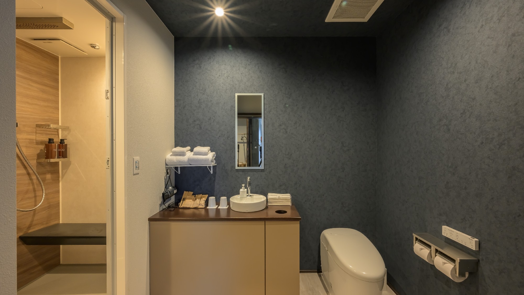 [Grand Twin] ห้องอาบน้ำยังมีเก้าอี้นั่งสบายอีกด้วย