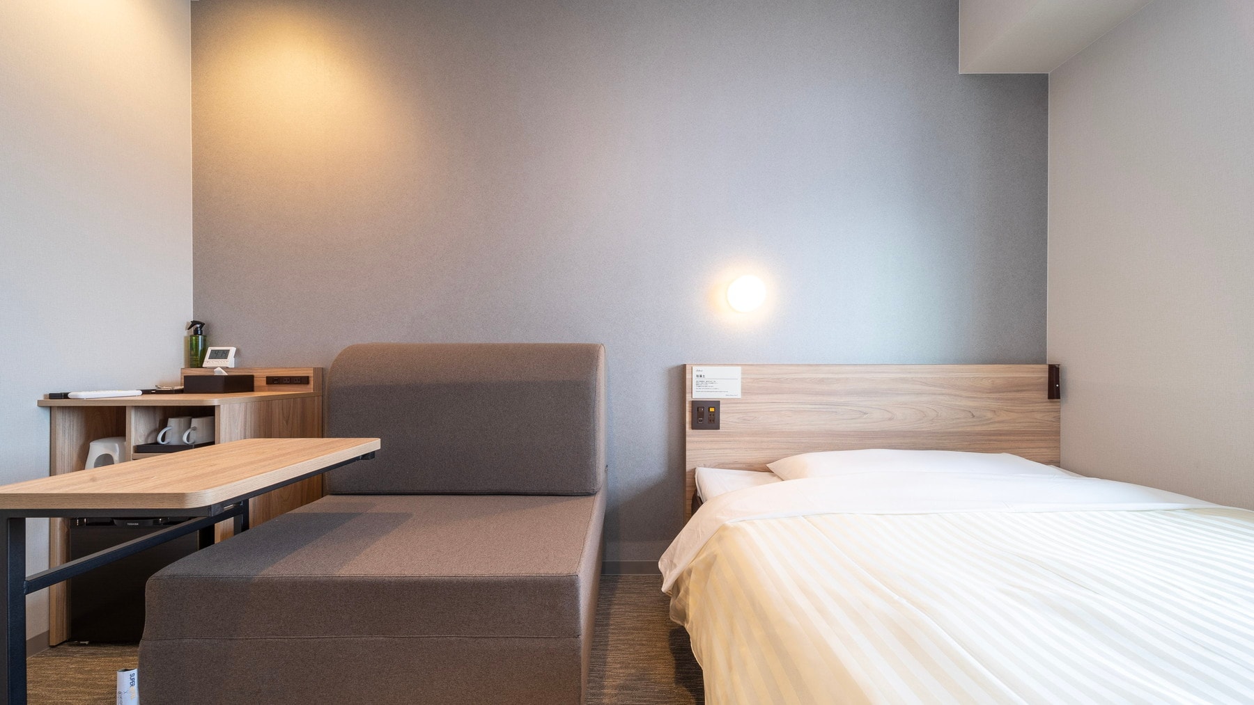 Room with double bed and sofa bed