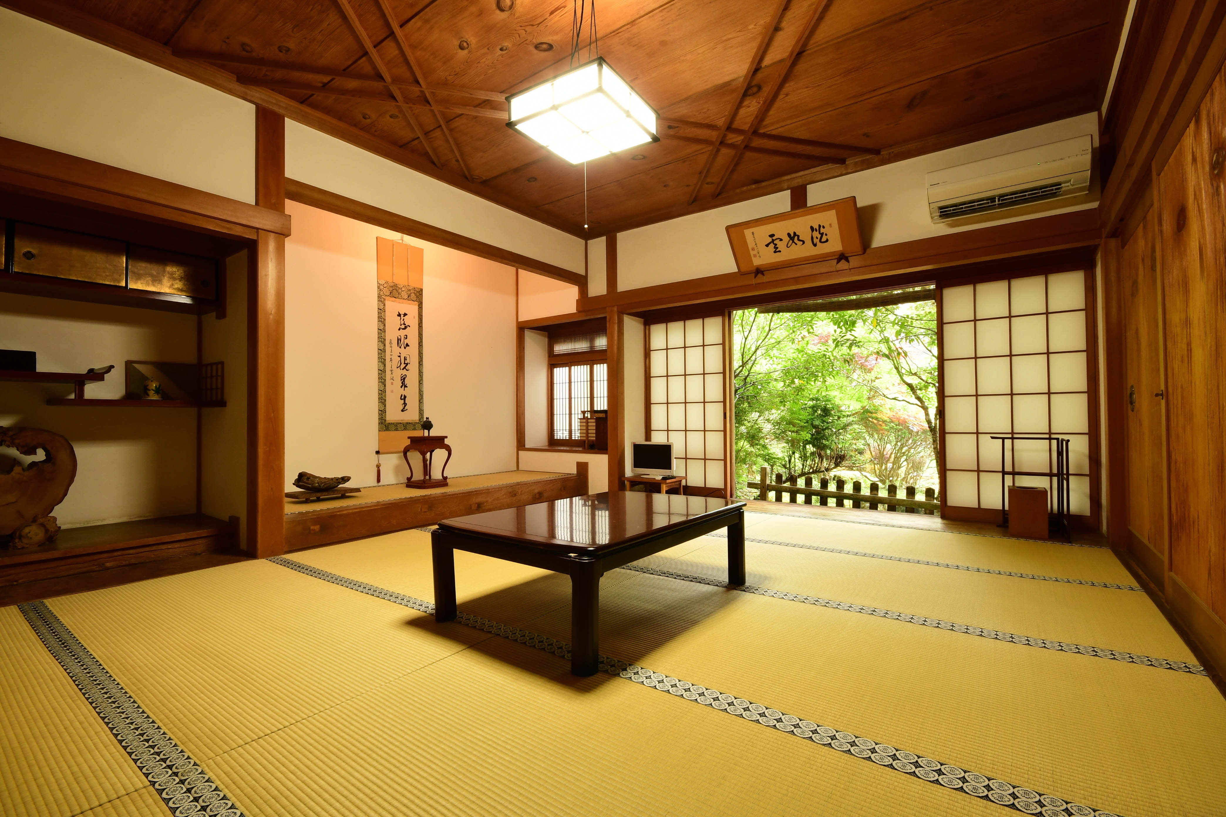 Một ví dụ về phòng kiểu Nhật Bản rộng 10-12,5 chiếu tatami được làm bằng gỗ Takano Rokki và gỗ tuyết tùng
