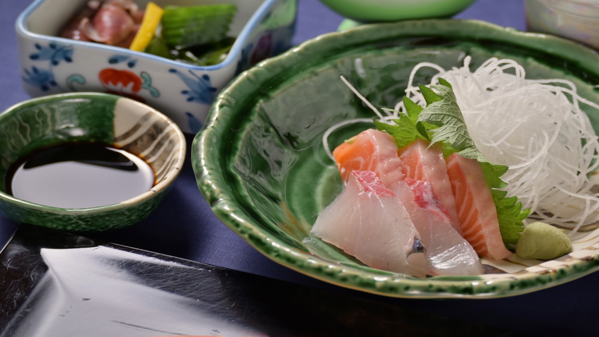 The bouncy fresh sashimi releases a sweet and savory flavor the more you chew it, allowing you to fully enjoy the bounty of the sea.