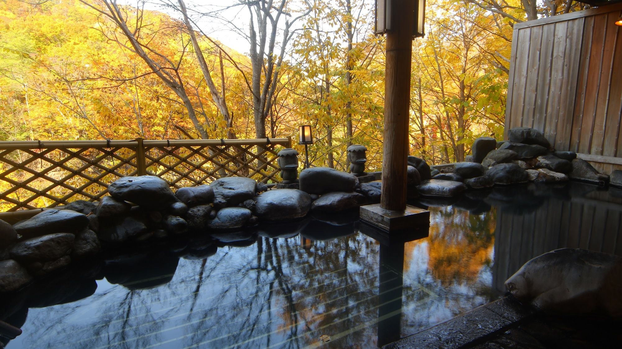[Open-air bath/Autumn] You can enjoy the hot spring flowing directly from the source while watching the autumn leaves.