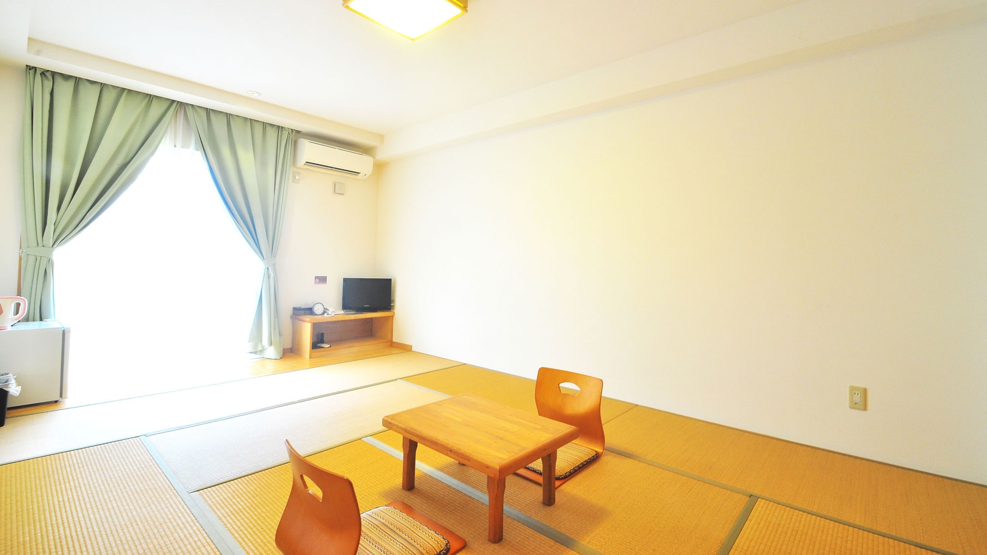 [Japanese-style room 10 tatami mats] Please spend a relaxing time in a room full of warmth of tatami mats.