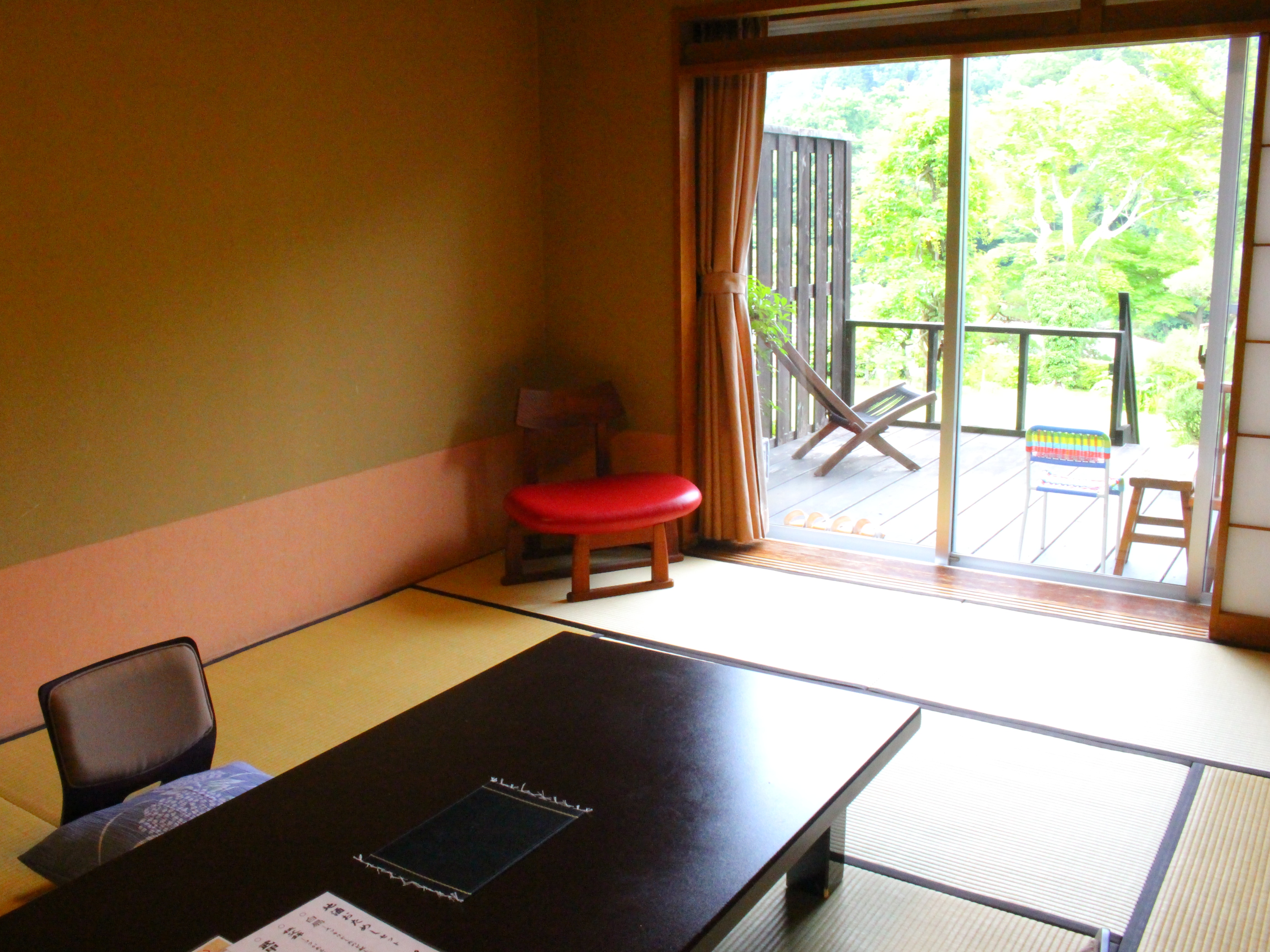 1F 102室設有木甲板和通往花園的樓梯