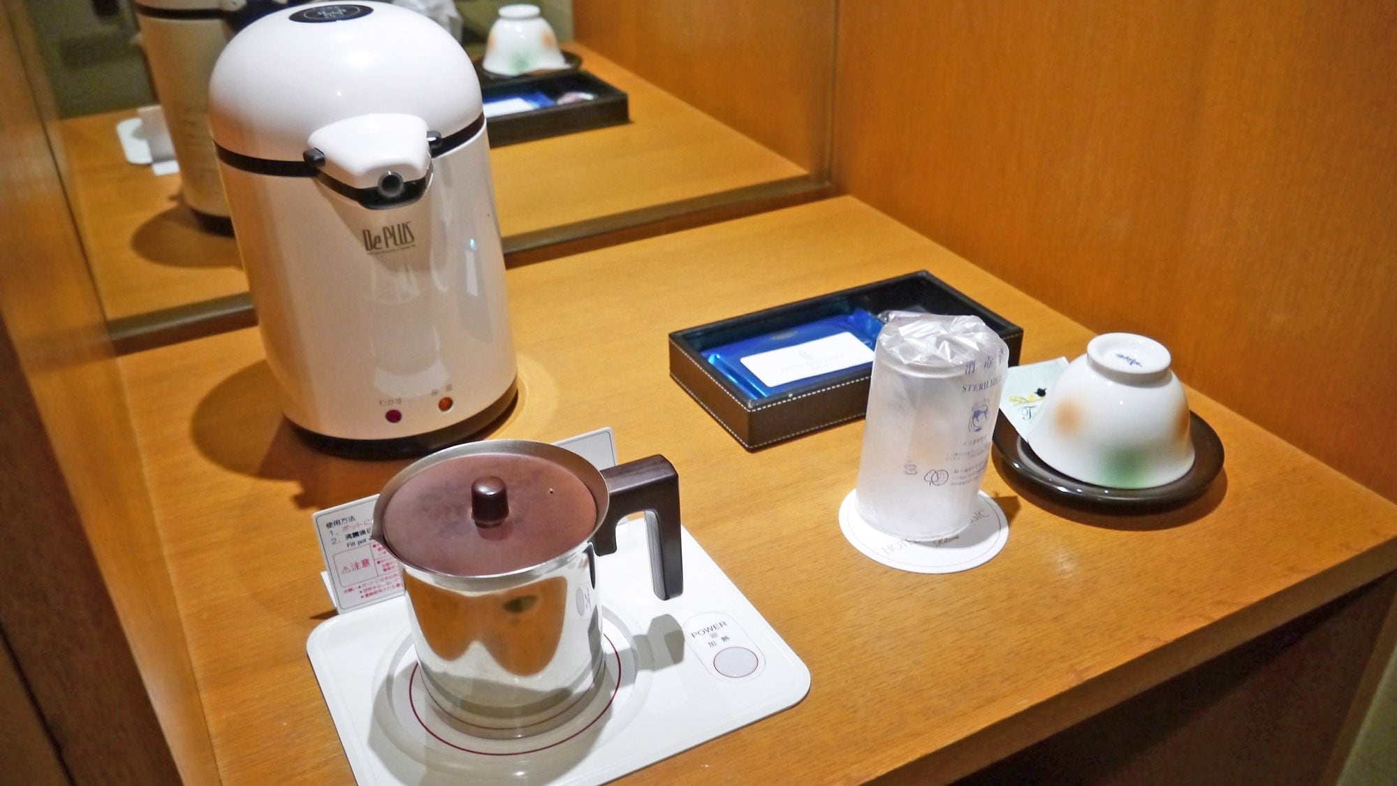 [Common to all rooms] Tea set: Why not take a break and enjoy some tea?