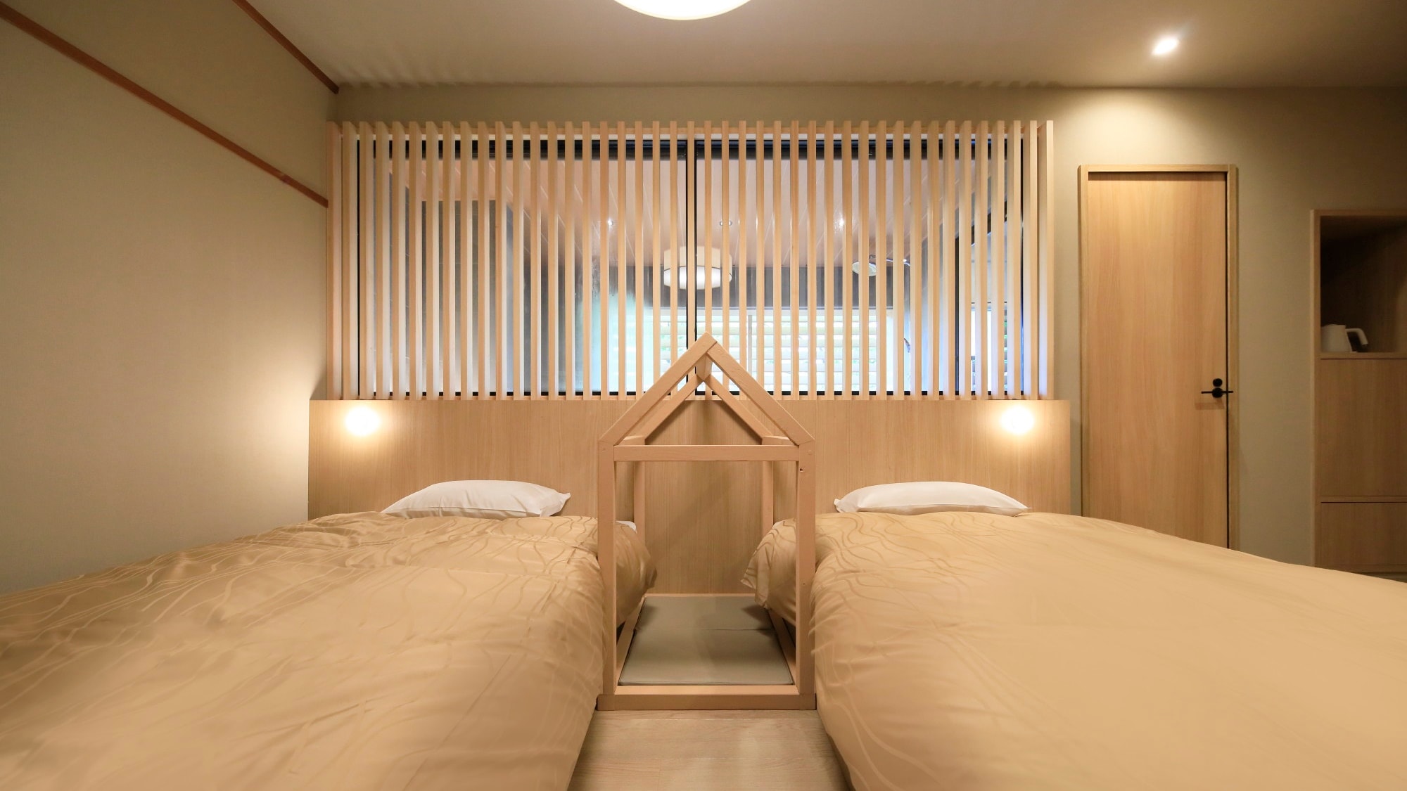 Western-style twin room with semi-open-air bath
