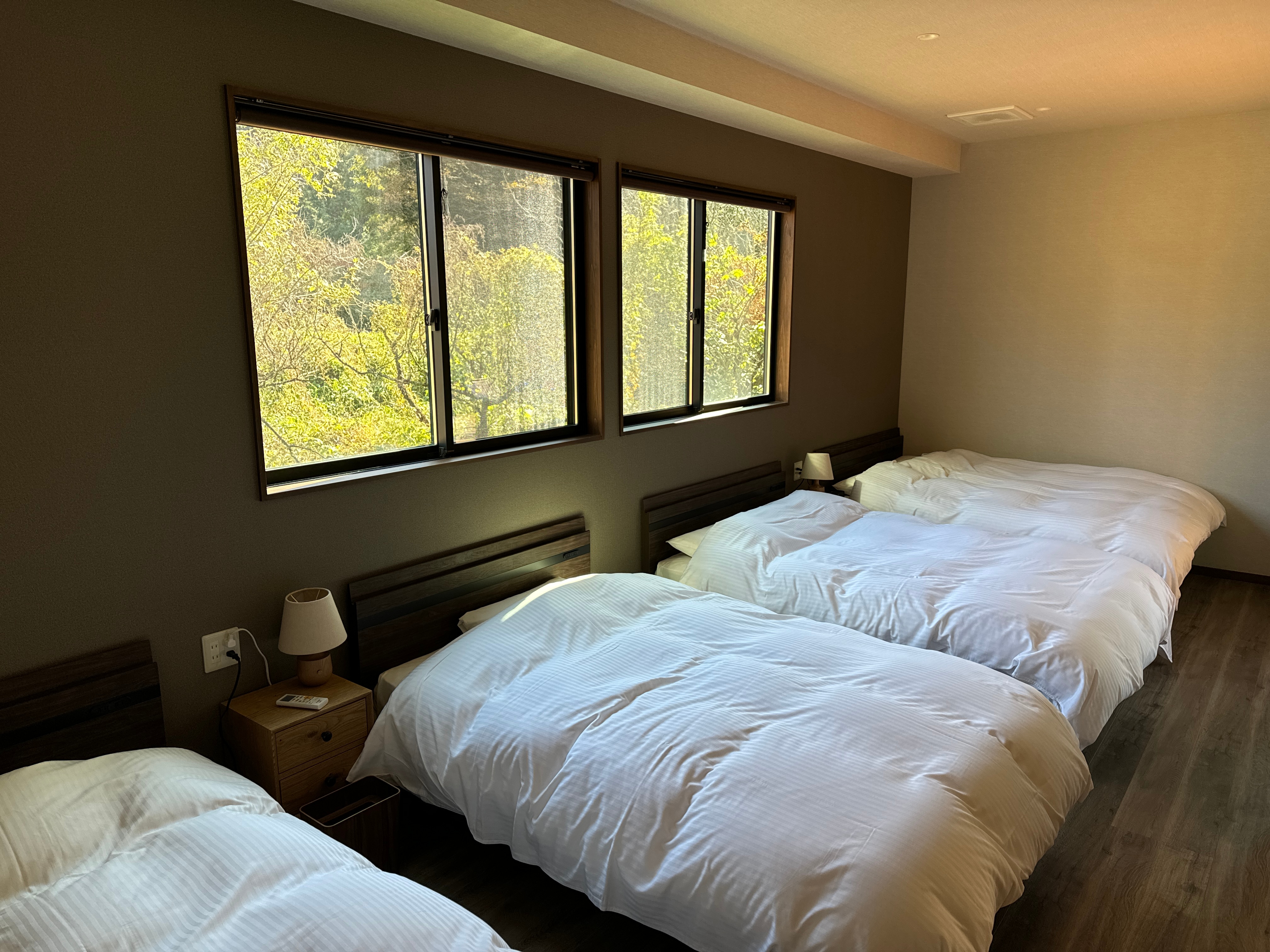 Keyaki: 2 tempat tidur ganda, 2 tempat tidur semi-ganda, 2 tempat tidur tambahan