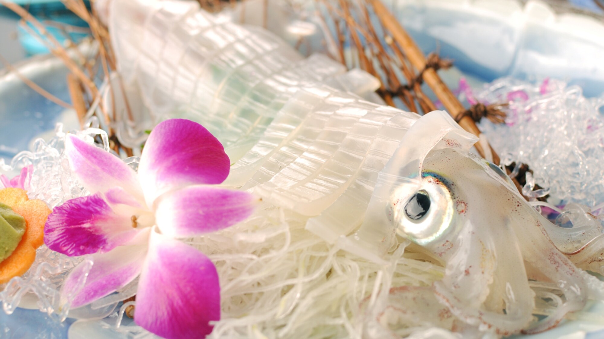 【晚餐示例】呼子名产的著名菜品“活鱿鱼生鱼片”因新鲜而具有酥脆的口感。