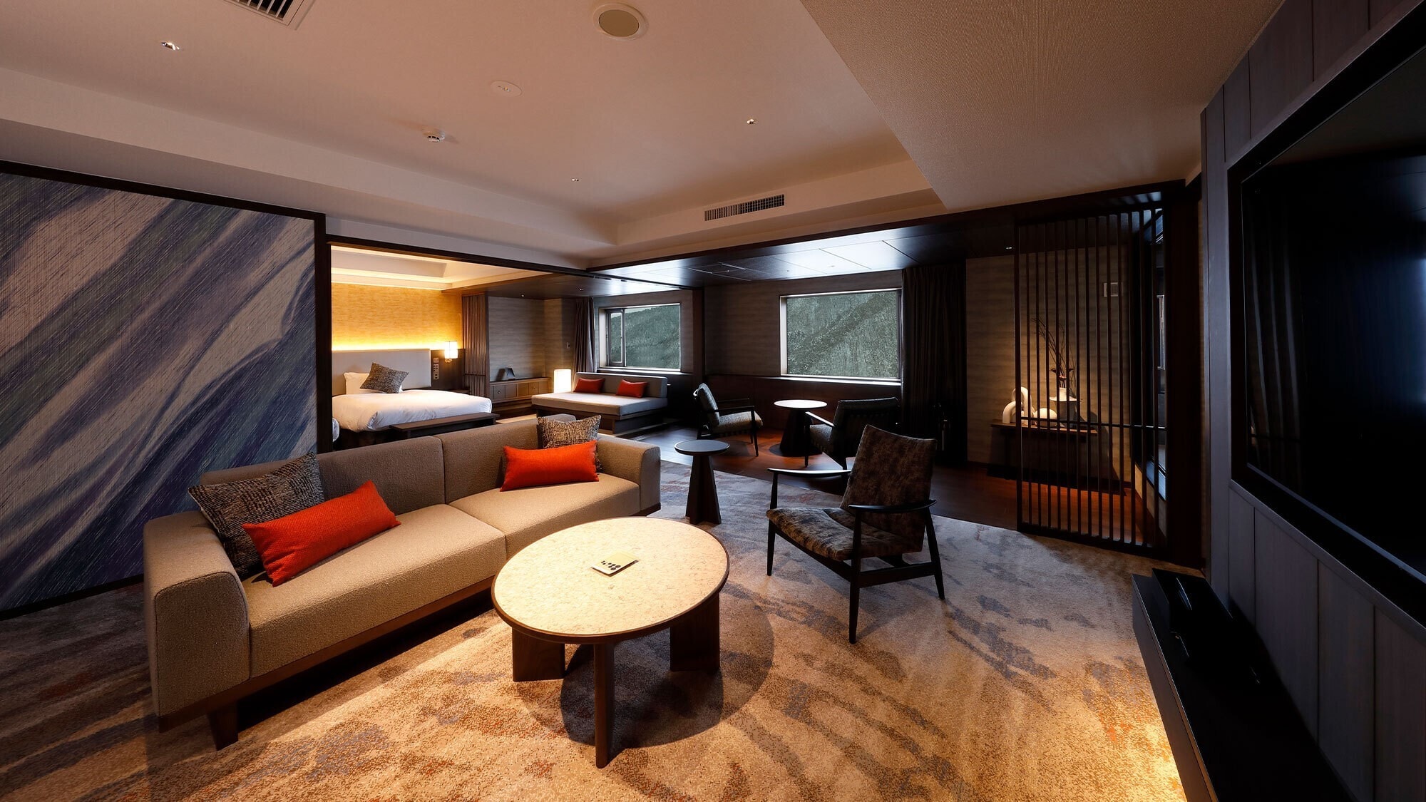 [View Bath] Phòng Royal Suite (100m2): Phòng lớn nhất khách sạn, nội thất sang trọng.