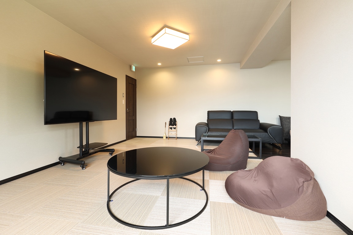 【雪之木海洋套房】现代日式客厅,铺设榻榻米。深受儿童喜爱。