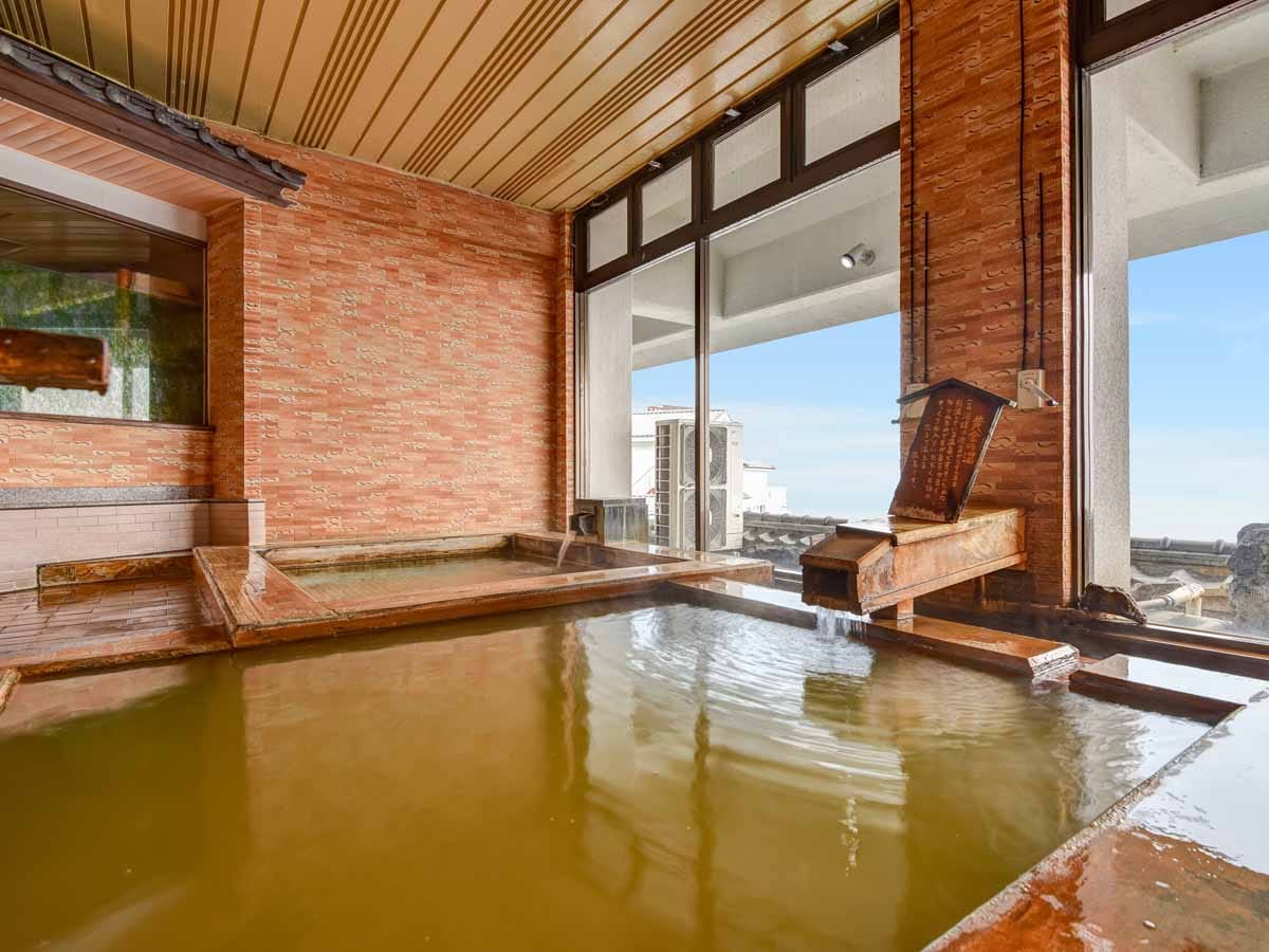 * [Large communal bath] Nozomi-no-Yu * Golden hot water is poured from the source *