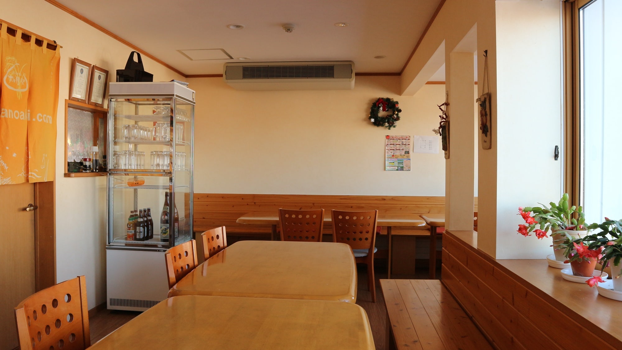 * Dining room / Bright dining room with mountain view