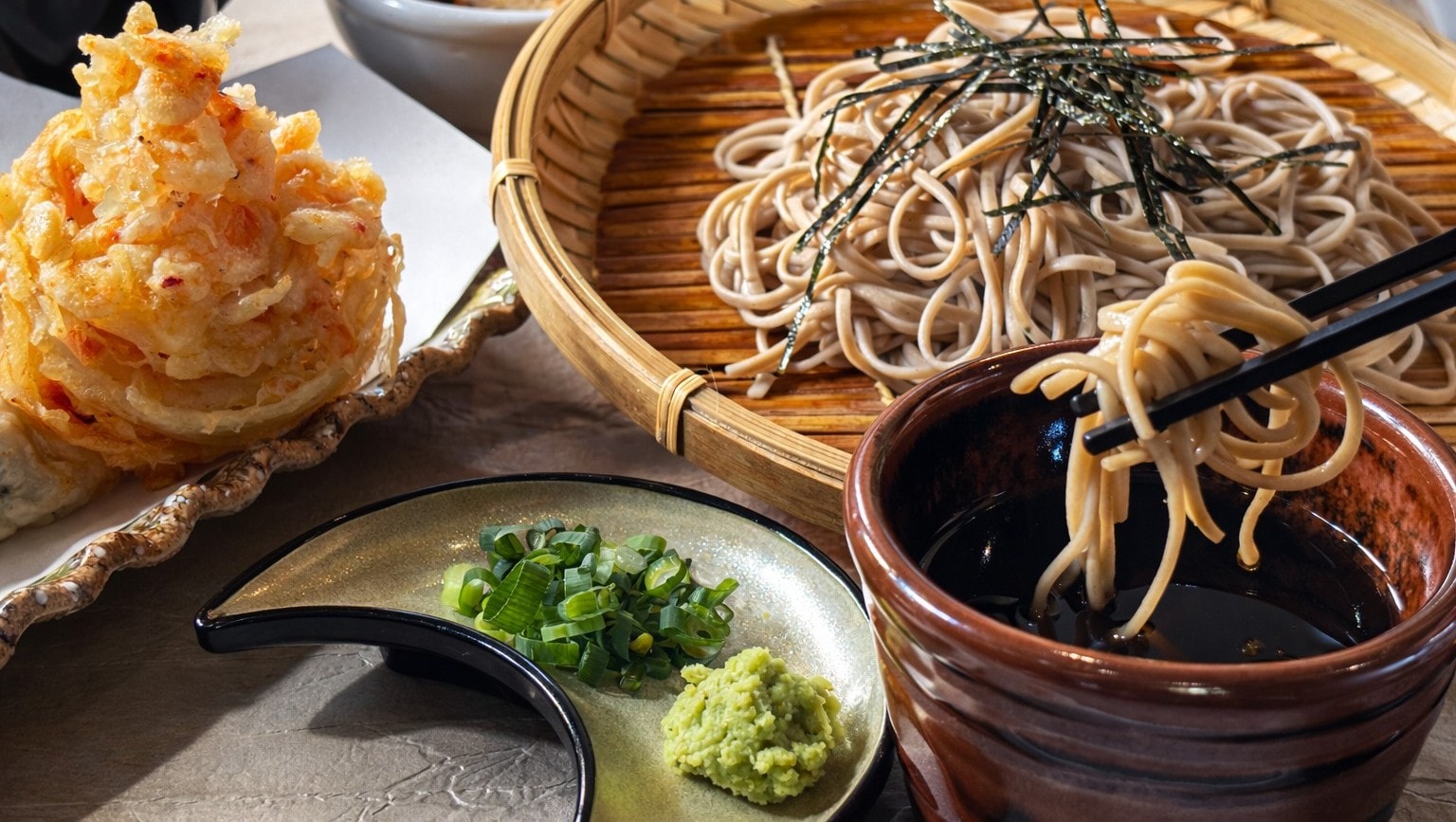Một thực đơn bữa tối mới với mì soba 100% kiều mạch và tôm tempura hoa anh đào.