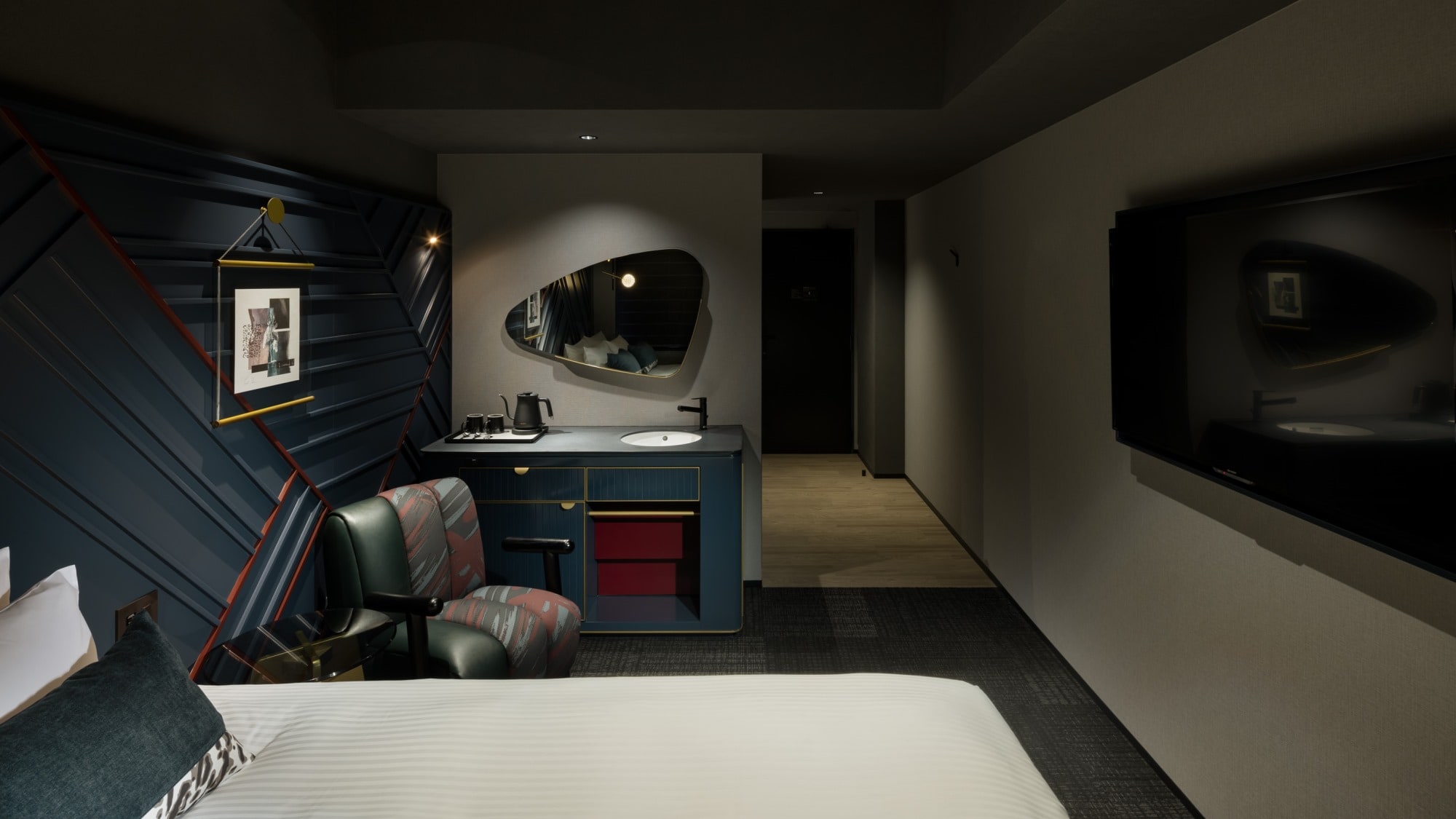 ◆ Standard Queen ｜ A 170 cm wide queen bed allows two people to relax comfortably.