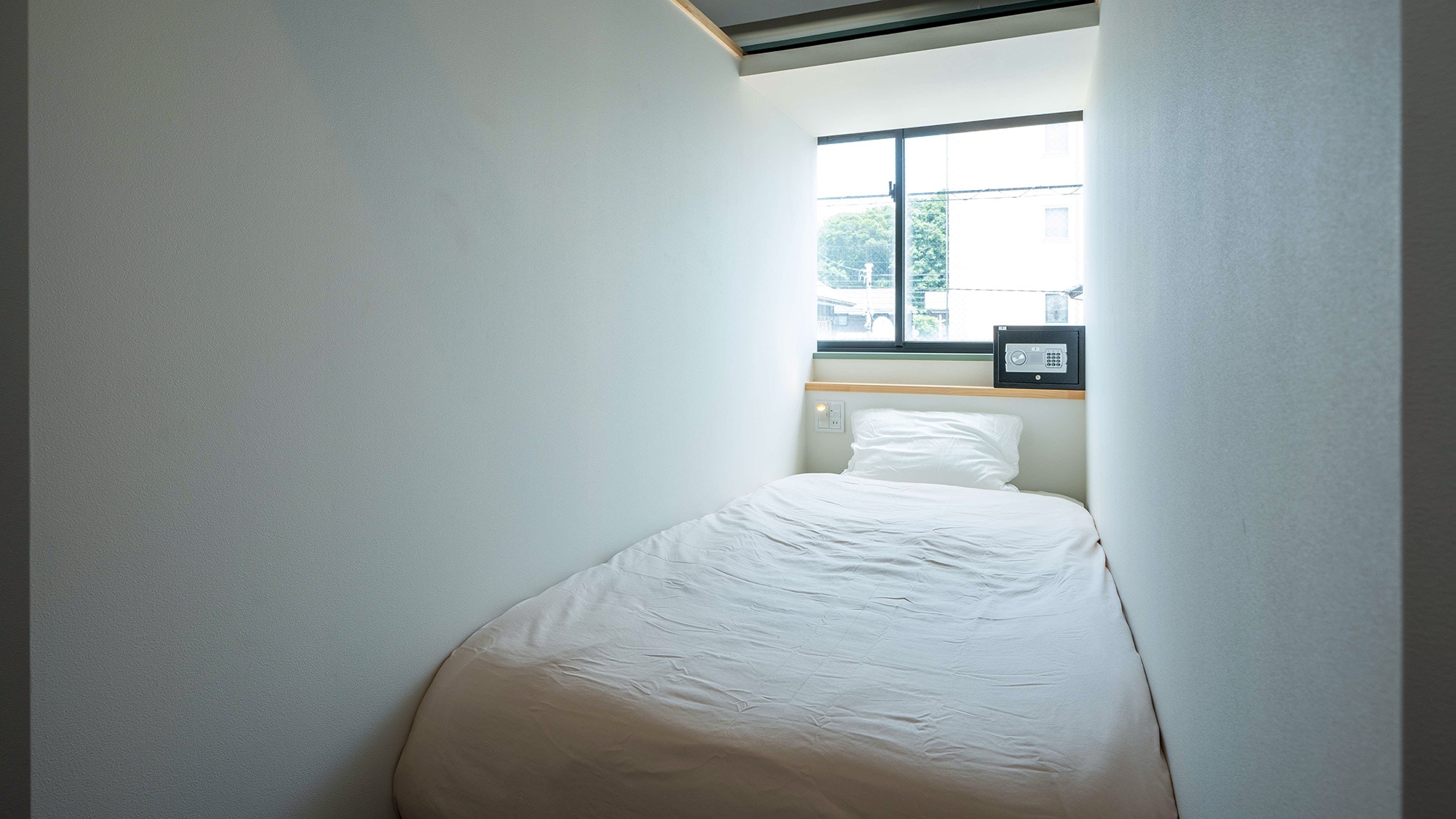 ・[หอพัก/ห้องเดี่ยว] เพลิดเพลินกับการนอนหลับสบายบนเตียงเดี่ยวที่มีขนาดพอเหมาะ ไม่แคบหรือกว้างจนเกินไป