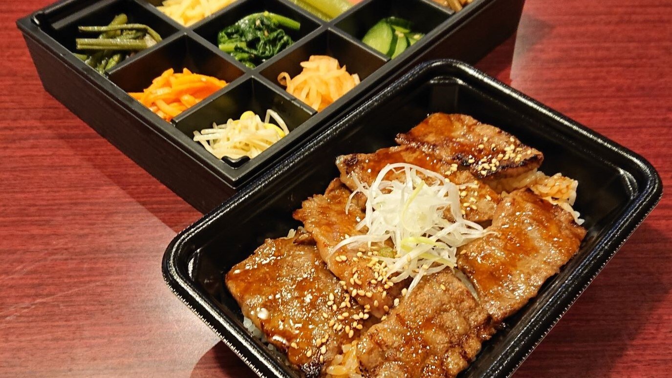 Makan malam: makan siang berat yakiniku daging sapi Yamagata (contoh)