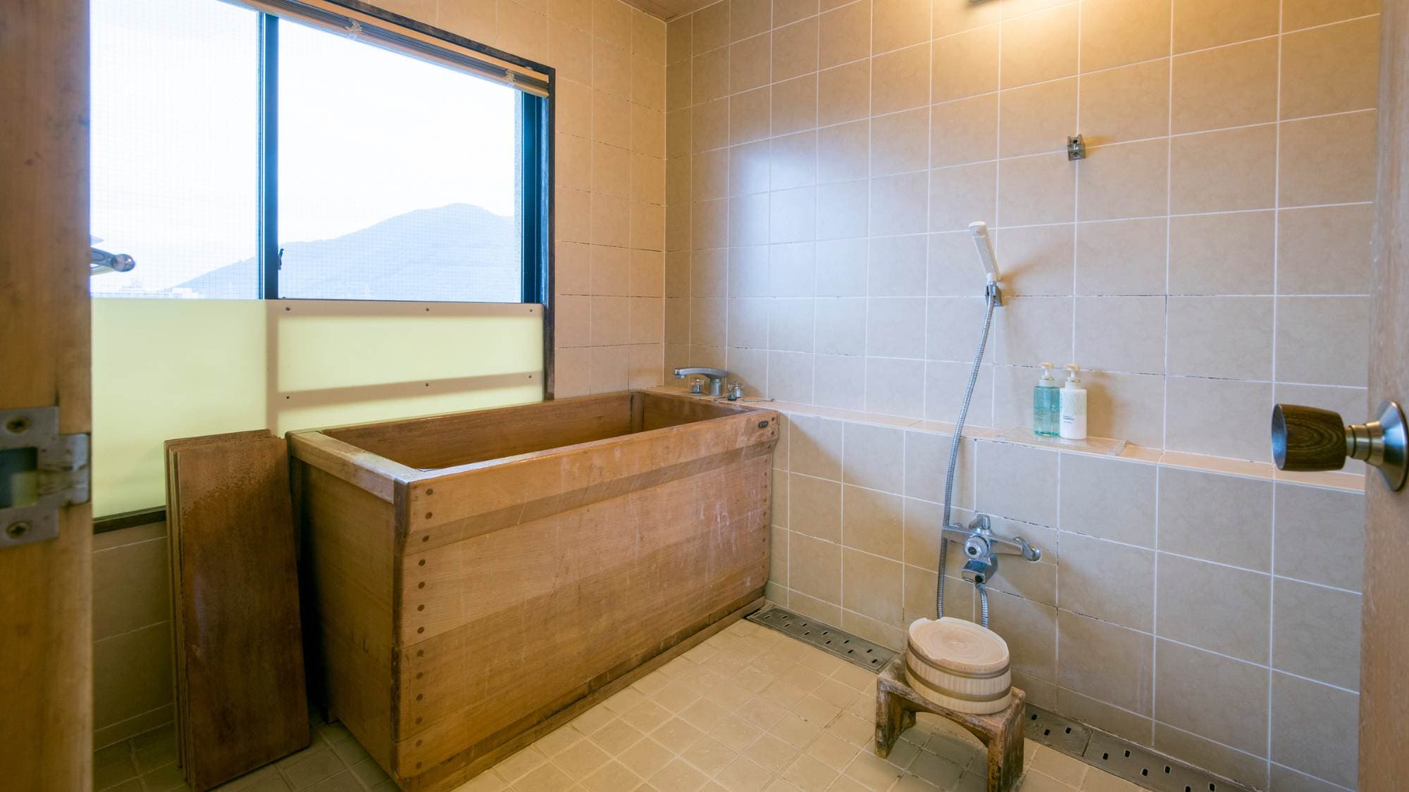[Top floor special two-room Japanese-style room] The bath and toilet are separate. You can enjoy the hot spring in your room with a cypress bathtub.